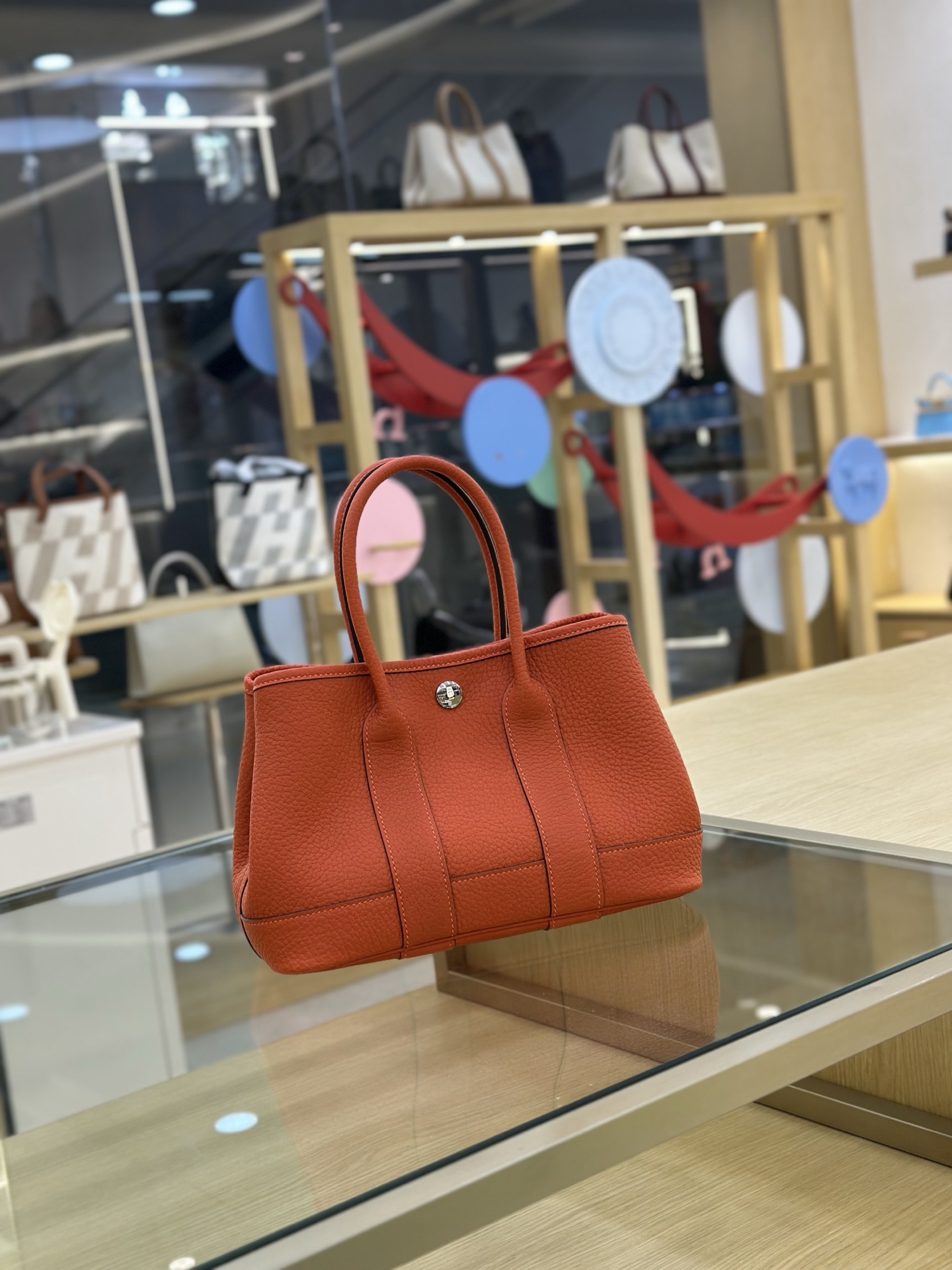 NO:699991,in stock: flame orange mini garden bag garden arty 23cm leather negonda leather cow neck pattern handmade wax thread steel hardware kill all versions on the market Garden arty garden bag HERMES Hermes, Hermes, hermes, hermes, Hermes,19860909in stock: 火焰橙 mini花园包 gaden arty 23cm 皮款 negonda皮牛颈纹 手工腊线 钢五金 秒杀市面一切版本 Garden arty 花园包 HERMES 爱马仕,爱马仕,hermes,hermes,Hermes,,Bag