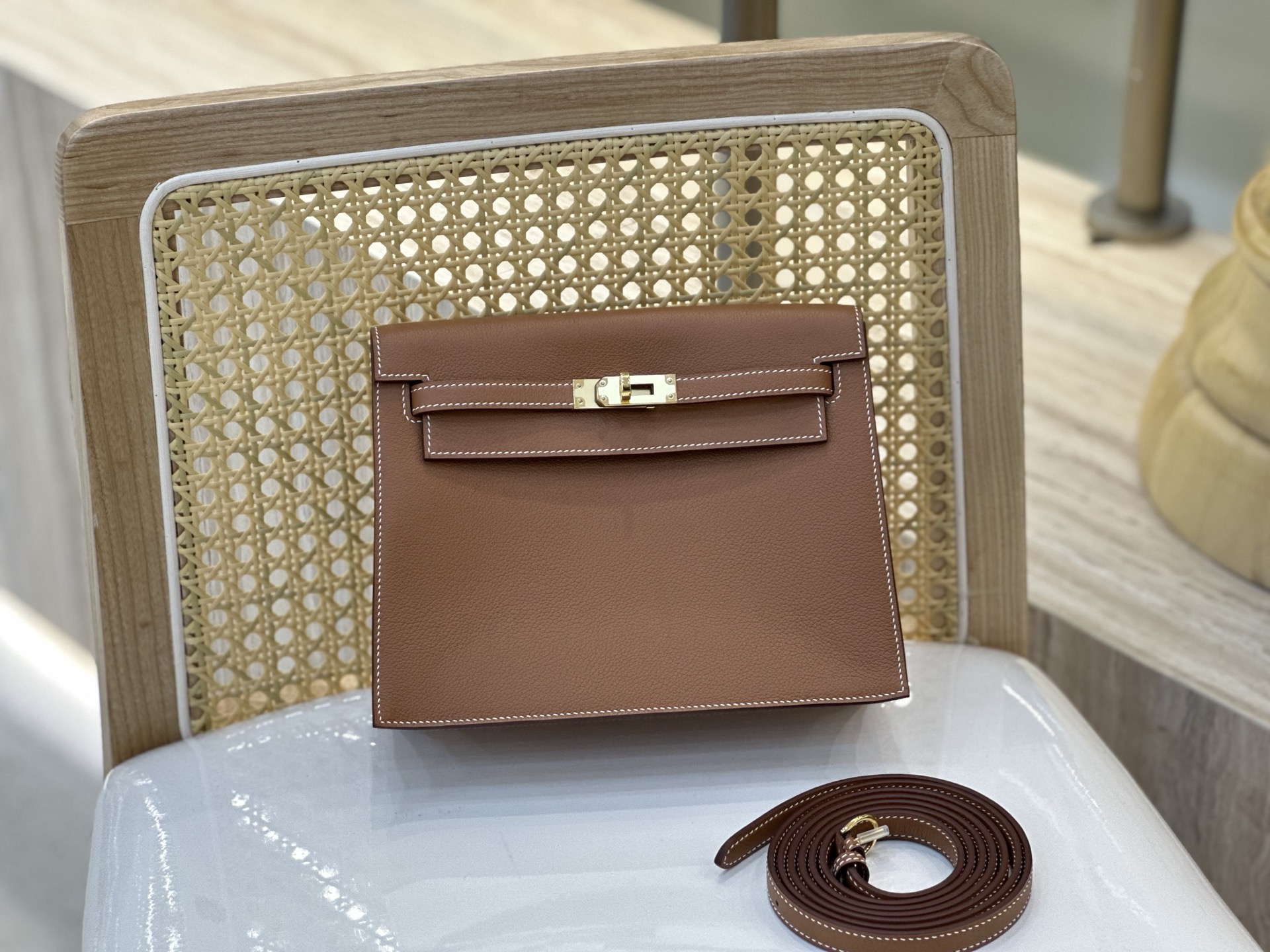 NO:700240,kelly danse. all handmade dance bag 22cm golden brown gold buckle fully handmade advanced exclusive customization handmade nails, original leather, all steel hardware, Hermes, Hermes, Hermes,19860909kelly danse. all handmade 跳舞包22cm 金棕色金扣 全手工高级专属定制 纯手工手打钉,原厂皮,全钢五金,爱马仕,hermes,Hermes,,Bag