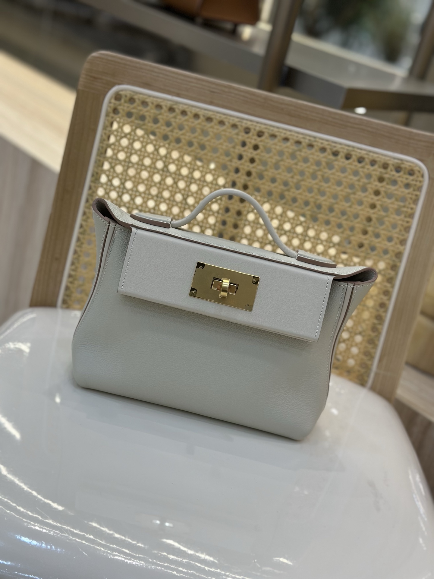 NO:698136,2424 mini 21cm imported Evercolor and swift leather, milkshake platinum buckle, strong grass planting, not only beautiful appearance, but also can be easily held in various carrying methods (handheld, one-shoulder, cross-body, double shoulder), the double shoulder strap carrying method is super practical and has sufficient content. It is refined, elegant and casual, and each carrying method can show a different style. Hermes, hermes, stuart weitzman, Hermes,198609092424 mini 21cm 进口Evercolor拼swift皮 奶昔白金扣 强烈种草 年轻复古气息,不仅貌美,而且各种背法都可以轻松hold住（手提、单肩、斜挎、双肩）,双肩带背法超实用,内容量很足.精致优雅又随性,每一种背法都能呈现出不同的风格.,爱马仕,hermes,stuart weitzman,Hermes,,Bag