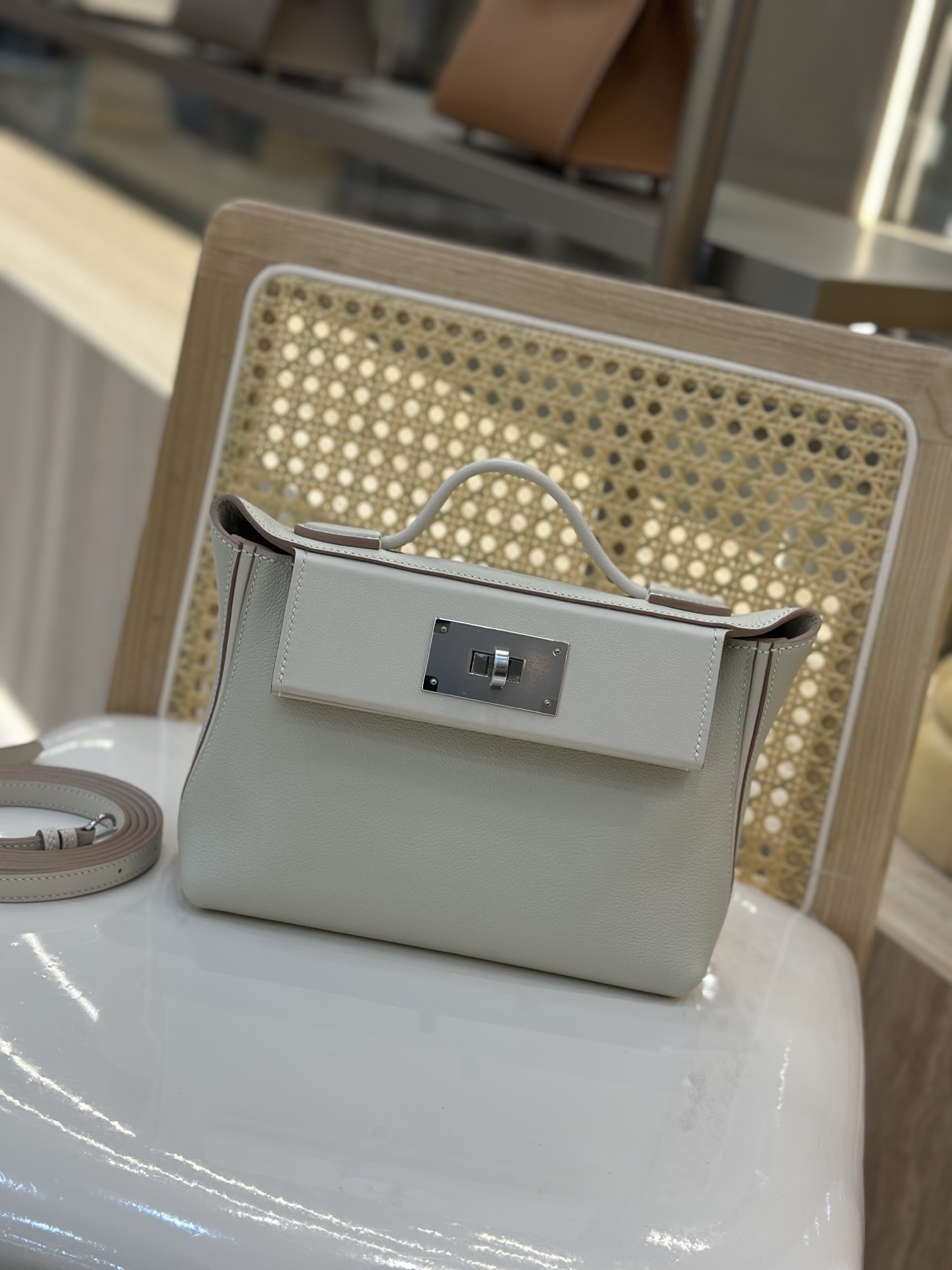 NO:698137,2424 mini 21cm imported Evercolor and swift leather, milkshake silver buckle, strong grass planting, youthful and retro atmosphere, not only beautiful, but also can be easily held in various carrying methods (hand-held, one-shoulder, cross-body, double shoulder), the double shoulder strap carrying method is super practical, and the content is very large. Refined, elegant and casual, each carrying method can show a different style.,,stuart weitzman,Hermes,198609092424 mini 21cm 进口Evercolor拼swift皮 奶昔白银扣 强烈种草 年轻复古气息,不仅貌美,而且各种背法都可以轻松hold住（手提、单肩、斜挎、双肩）,双肩带背法超实用,内容量很足.精致优雅又随性,每一种背法都能呈现出不同的风格.,,stuart weitzman,Hermes,,Bag