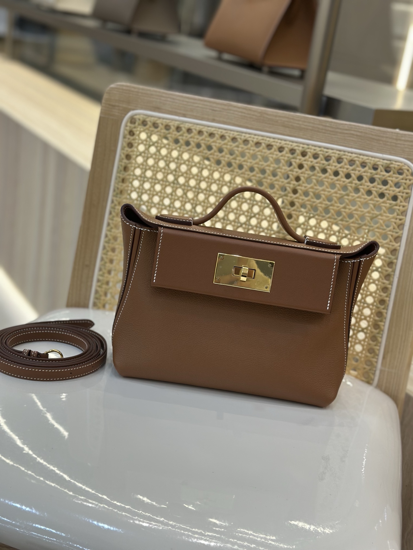 NO:698139,2424 mini 21cm imported Evercolor and swift leather with golden brown gold buckle. It has a strong grassy and youthful retro atmosphere. It is not only beautiful, but also can be easily held in various carrying methods (hand-held, one-shoulder, cross-body, double shoulder). The double-shoulder strap carrying method is super practical and has sufficient content. It is refined, elegant and casual, and each carrying method can show a different style. Hermes, hermes, stuart weitzman, Hermes,198609092424 mini 21cm 进口Evercolor拼swift皮 金棕色金扣.强烈种草 年轻复古气息,不仅貌美,而且各种背法都可以轻松hold住（手提、单肩、斜挎、双肩）,双肩带背法超实用,内容量很足.精致优雅又随性,每一种背法都能呈现出不同的风格.,爱马仕,hermes,stuart weitzman,Hermes,,Bag