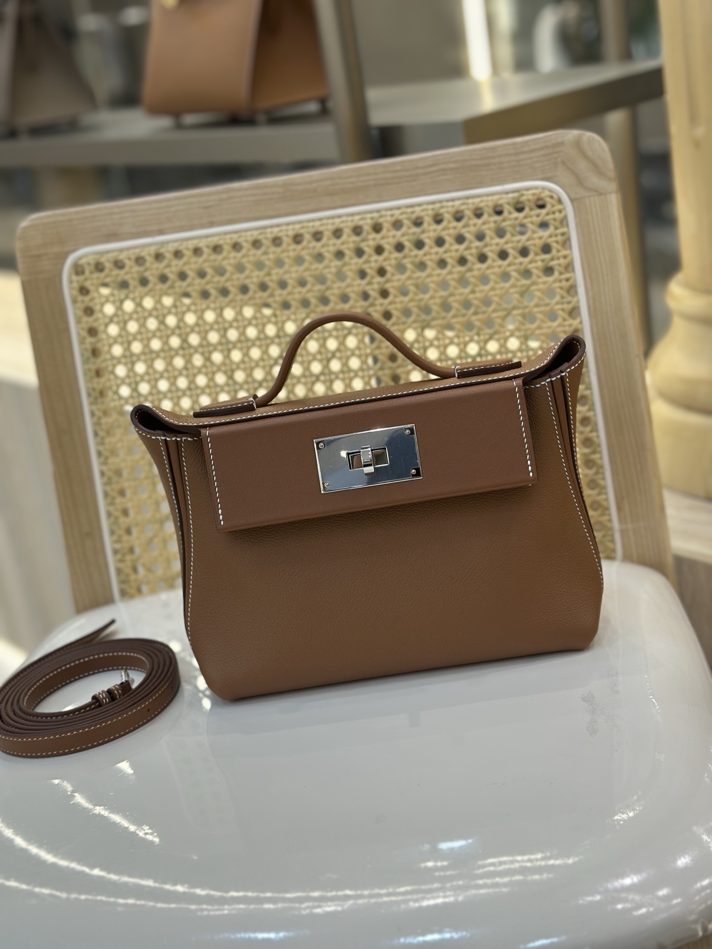 NO:698141,2424 mini 21cm imported Evercolor and swift leather with golden brown silver buckle. Strong grass and youthful retro atmosphere. Not only is it beautiful, but it can be easily held in various carrying methods (hand-held, one-shoulder, cross-body, double shoulder). The double-shoulder strap carrying method is super practical and has sufficient content. It is refined, elegant and casual, and each carrying method can show a different style. Hermes, hermes, stuart weitzman, Hermes,198609092424 mini 21cm 进口Evercolor拼swift皮 金棕色银扣.强烈种草 年轻复古气息,不仅貌美,而且各种背法都可以轻松hold住（手提、单肩、斜挎、双肩）,双肩带背法超实用,内容量很足.精致优雅又随性,每一种背法都能呈现出不同的风格.,爱马仕,hermes,stuart weitzman,Hermes,,Bag