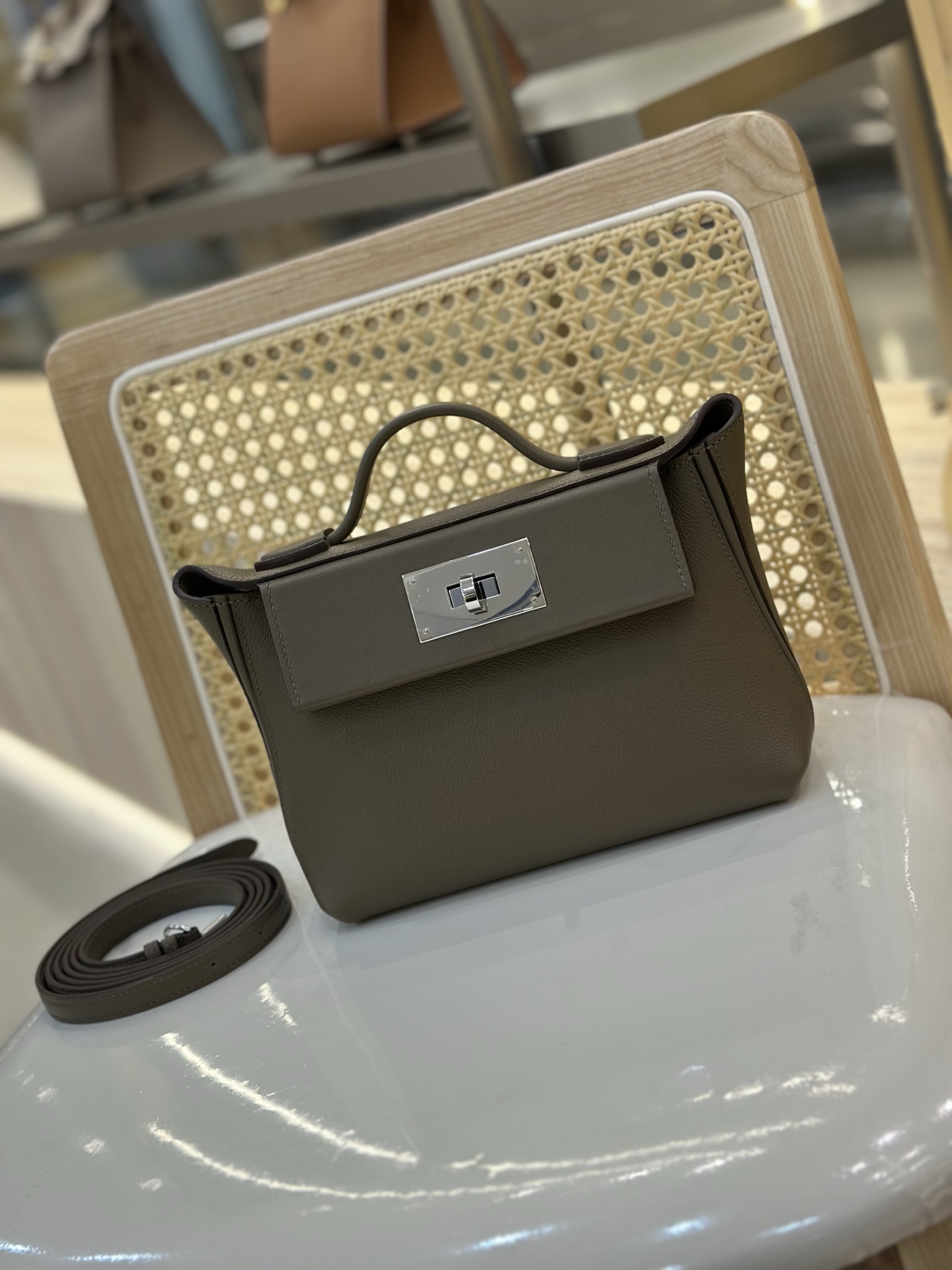 NO:698143,2424 mini 21cm imported Evercolor and swift leather, elephant gray silver buckle. Strong grass-rooted youthful retro atmosphere, not only beautiful, but also easy to hold in various carrying methods (handheld, one-shoulder, cross-body, double shoulder). The double-shoulder strap carrying method is super practical and has sufficient content. It is refined, elegant and casual, and each carrying method can show a different style. Hermes, hermes, stuart weitzman, Hermes,198609092424 mini 21cm 进口Evercolor拼swift皮 大象灰银扣.强烈种草 年轻复古气息,不仅貌美,而且各种背法都可以轻松hold住（手提、单肩、斜挎、双肩）,双肩带背法超实用,内容量很足.精致优雅又随性,每一种背法都能呈现出不同的风格.,爱马仕,hermes,stuart weitzman,Hermes,,Bag