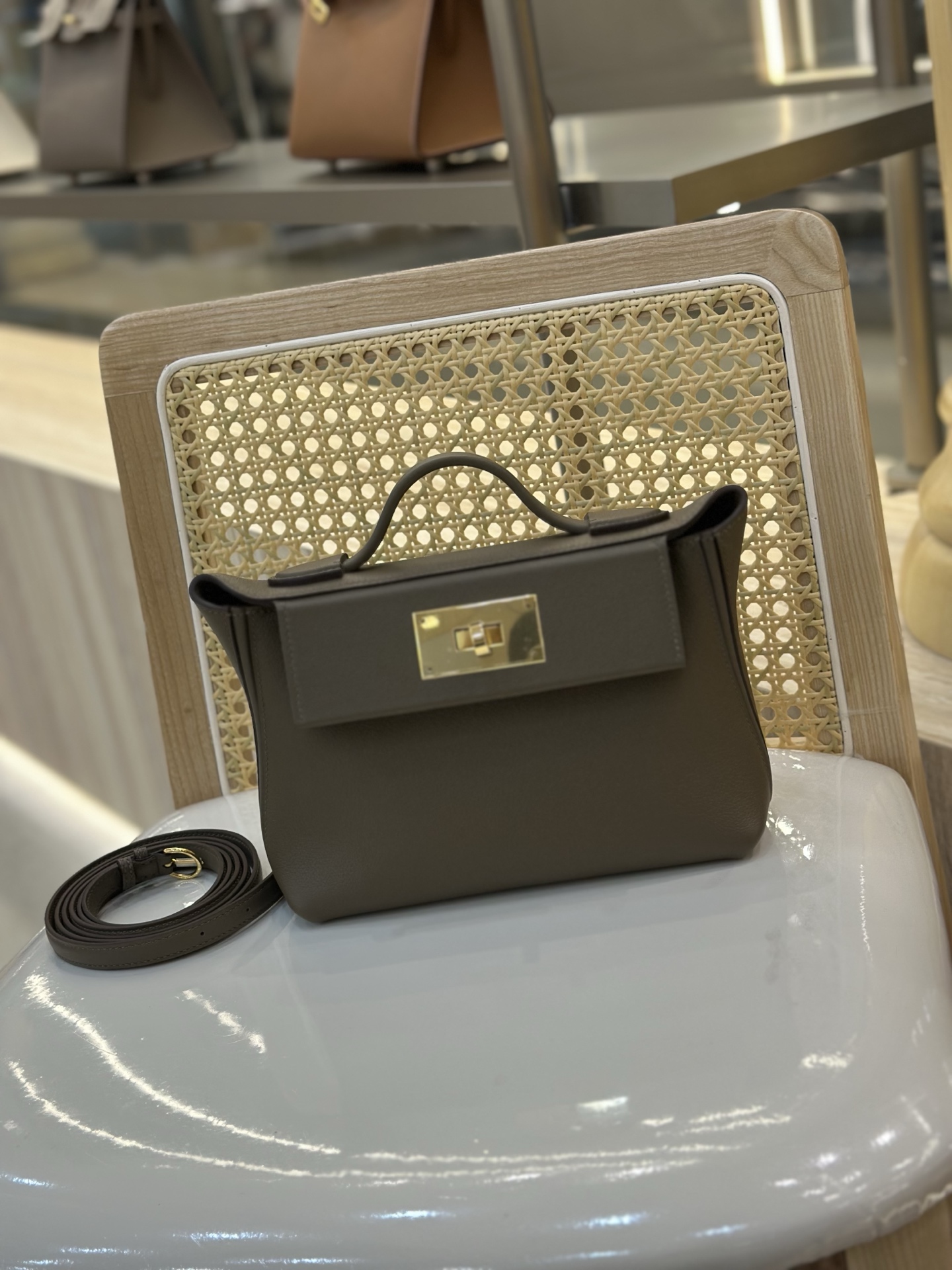 NO:698147,2424 mini 21cm imported Evercolor with swift leather, elephant gray gold buckle. Strong grass-rooted youthful retro atmosphere, not only beautiful, but also can be easily held in various carrying methods (handheld, one-shoulder, cross-body, double shoulder). The double-shoulder strap carrying method is super practical and has sufficient content. It is refined, elegant and casual, and each carrying method can show a different style. Hermes, hermes, stuart weitzman, Hermes,198609092424 mini 21cm 进口Evercolor拼swift皮 大象灰金扣.强烈种草 年轻复古气息,不仅貌美,而且各种背法都可以轻松hold住（手提、单肩、斜挎、双肩）,双肩带背法超实用,内容量很足.精致优雅又随性,每一种背法都能呈现出不同的风格.,爱马仕,hermes,stuart weitzman,Hermes,,Bag