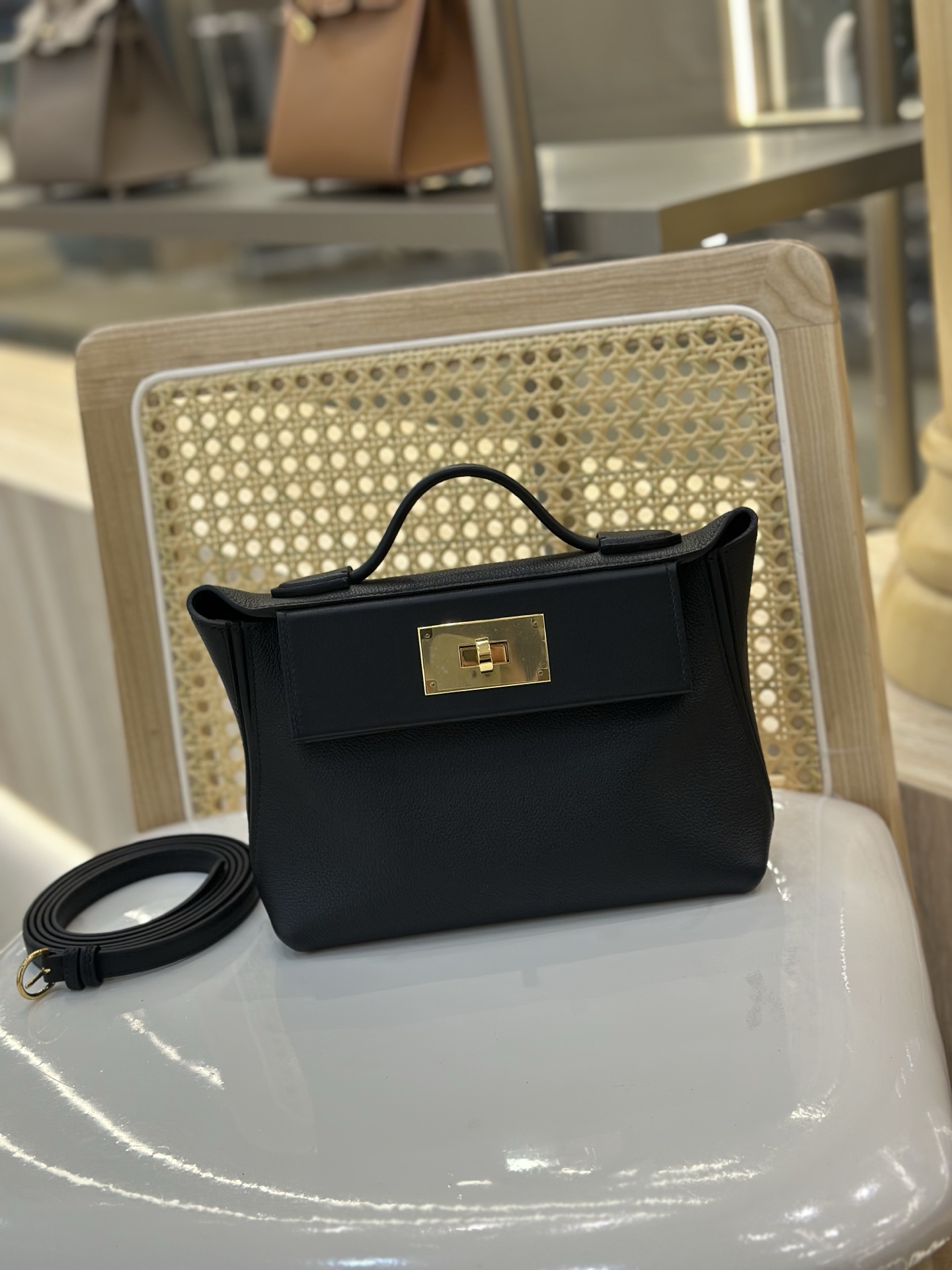 NO:698149,2424 mini 21cm imported Evercolor and swift leather with black gold buckle. It has a strong youthful retro atmosphere. It is not only beautiful, but also can be easily held in various carrying methods (hand-held, one-shoulder, cross-body, double shoulder). The double-shoulder strap carrying method is super practical and has sufficient content. It is refined, elegant and casual, and each carrying method can show a different style. Hermes, hermes, stuart weitzman, Hermes,198609092424 mini 21cm 进口Evercolor拼swift皮 黑色金扣.强烈种草 年轻复古气息,不仅貌美,而且各种背法都可以轻松hold住（手提、单肩、斜挎、双肩）,双肩带背法超实用,内容量很足.精致优雅又随性,每一种背法都能呈现出不同的风格.,爱马仕,hermes,stuart weitzman,Hermes,,Bag