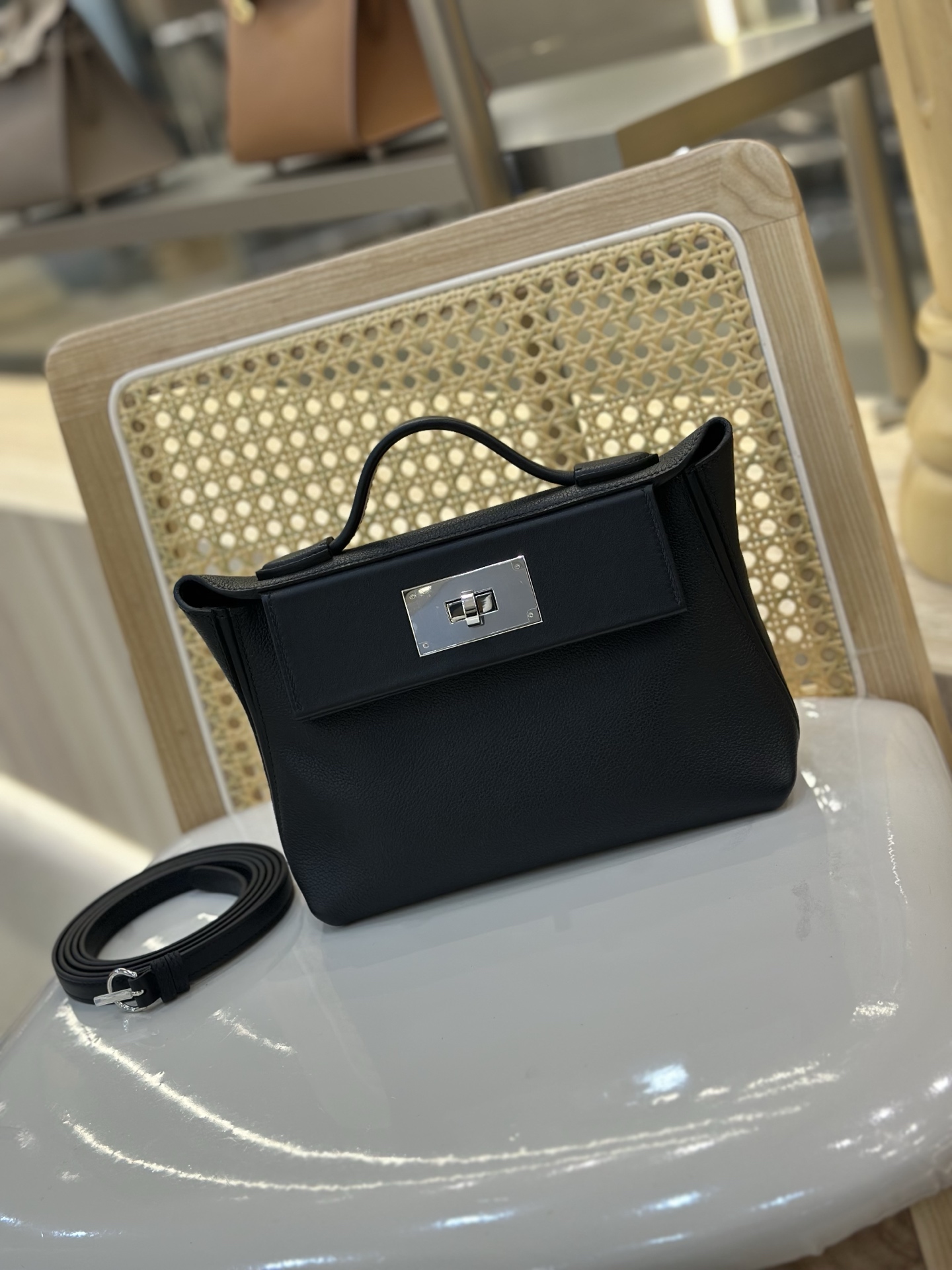 NO:698154,2424 mini 21cm imported Evercolor and swift leather with black silver buckle. Strong grass and youthful retro atmosphere. Not only is it beautiful, but it can be easily held in various carrying methods (handheld, one-shoulder, cross-body, double shoulder). The double-shoulder strap carrying method is super practical and has sufficient content. It is refined, elegant and casual, and each carrying method can show a different style. Hermes, hermes, stuart weitzman, Hermes,198609092424 mini 21cm 进口Evercolor拼swift皮 黑色银扣.强烈种草 年轻复古气息,不仅貌美,而且各种背法都可以轻松hold住（手提、单肩、斜挎、双肩）,双肩带背法超实用,内容量很足.精致优雅又随性,每一种背法都能呈现出不同的风格.,爱马仕,hermes,stuart weitzman,Hermes,,Bag