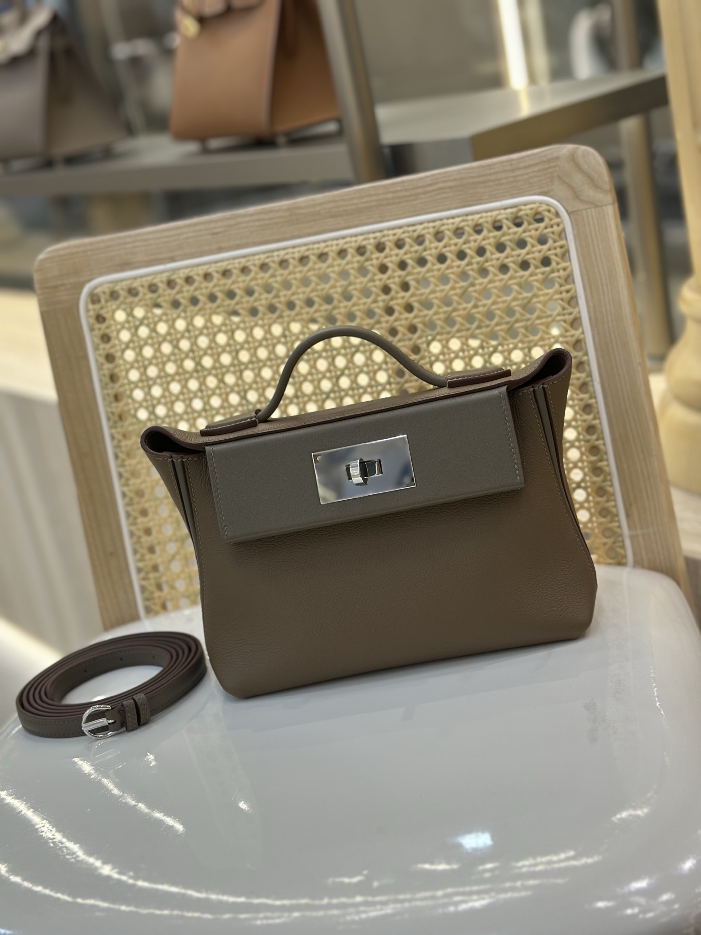 NO:698157,2424 mini 21cm imported Evercolor with swift leather, Weimaraner with elephant gray, silver buckle. Strong grass planting, youthful and retro atmosphere, not only beautiful, but also can be easily held in various carrying methods (handheld, one-shoulder, cross-body, double shoulder). The double shoulder strap carrying method is super practical and has a large amount of content. It is refined, elegant and casual, and each carrying method can show a different style. Hermes, hermes, stuart weitzman, Hermes,198609092424 mini 21cm 进口Evercolor拼swift皮 威马犬拼大象灰 银扣.强烈种草 年轻复古气息,不仅貌美,而且各种背法都可以轻松hold住（手提、单肩、斜挎、双肩）,双肩带背法超实用,内容量很足.精致优雅又随性,每一种背法都能呈现出不同的风格.,爱马仕,hermes,stuart weitzman,Hermes,,Bag