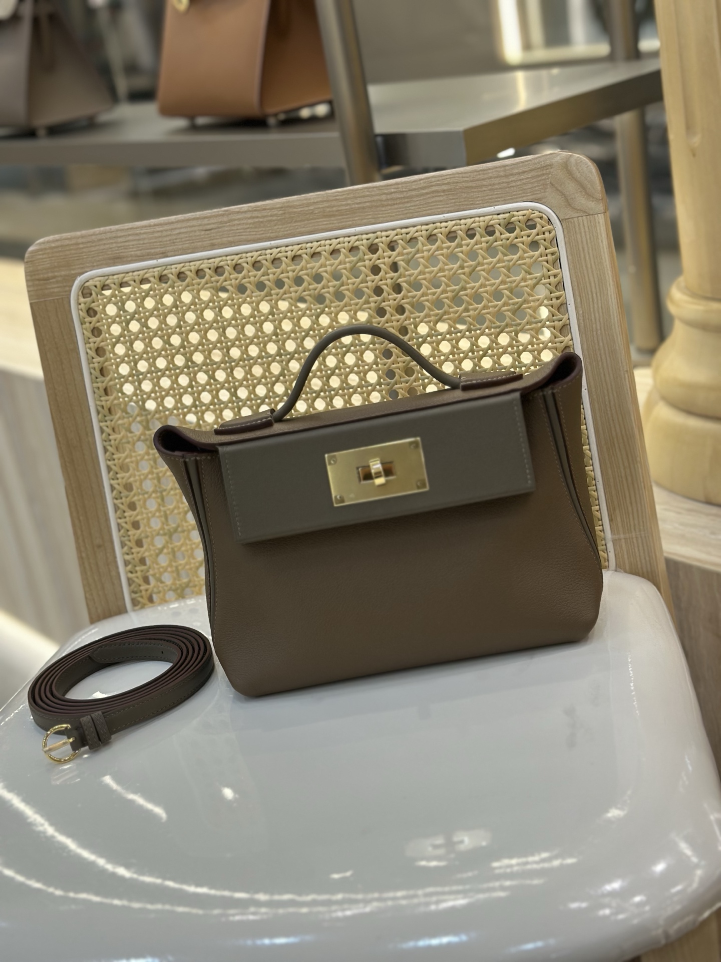 NO:698160,2424 mini 21cm imported Evercolor with swift leather, Weimaraner with elephant gray gold buckle. Strong grass planting, young and retro atmosphere, not only beautiful, but also easy to hold in various carrying methods (handheld, one-shoulder, cross-body, double shoulder). The double shoulder strap carrying method is super practical and has sufficient content. It is refined, elegant and casual, and each carrying method can show a different style. Hermes, hermes, stuart weitzman, Hermes,198609092424 mini 21cm 进口Evercolor拼swift皮 威马犬拼大象灰金扣.强烈种草 年轻复古气息,不仅貌美,而且各种背法都可以轻松hold住（手提、单肩、斜挎、双肩）,双肩带背法超实用,内容量很足.精致优雅又随性,每一种背法都能呈现出不同的风格.,爱马仕,hermes,stuart weitzman,Hermes,,Bag