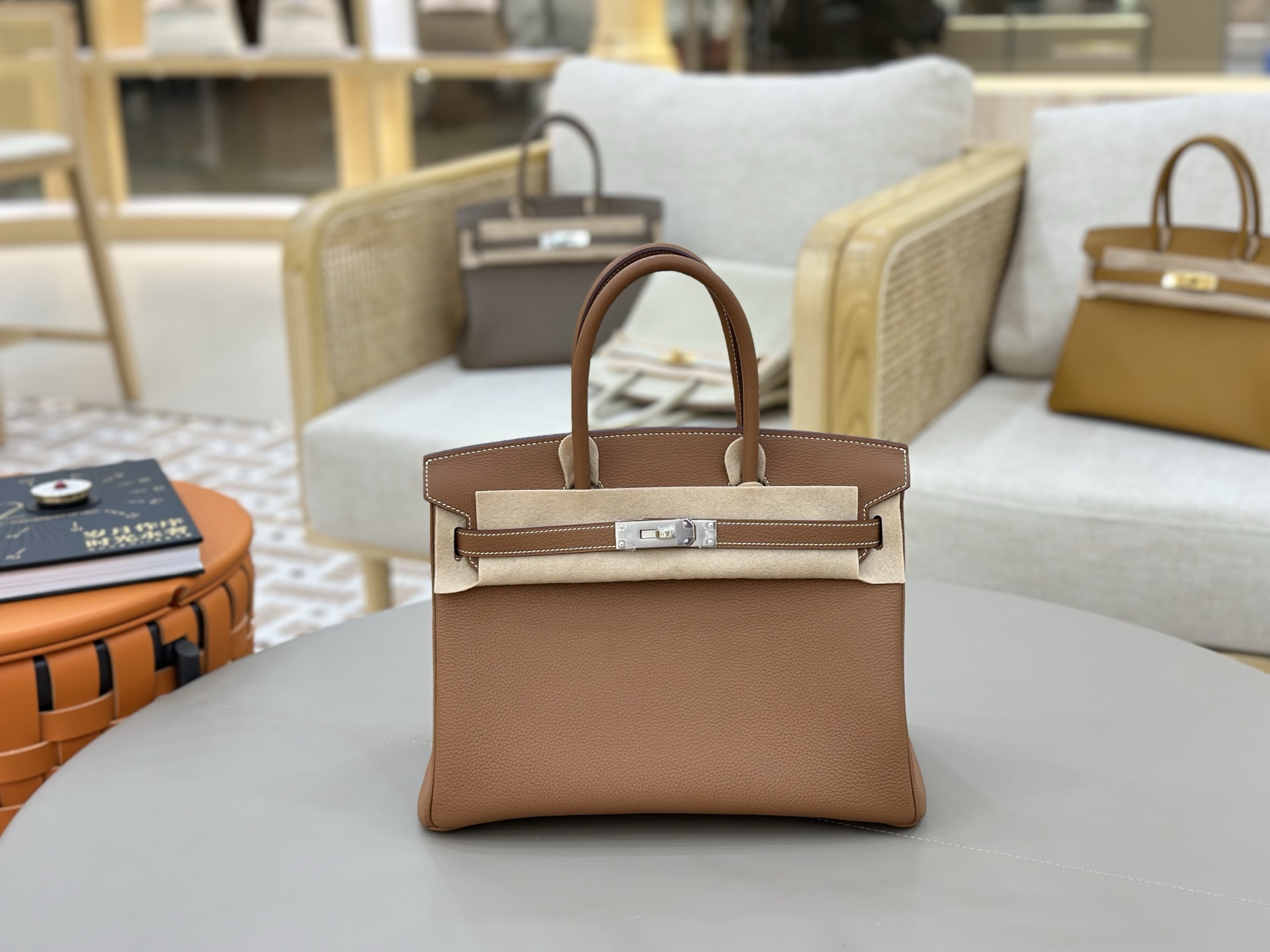 NO:698047,Birkin original Togo leather, hand-stitched with beeswax thread, all-steel hardware, hand-nailed, 30cm gold-brown silver buckle, classic #In addition to material, workmanship, and appearance, more importantly, after nearly 40 years of accumulation, the Birkin bag has its own halo of recognition, symbolizing the taste, identity and status of high-net-worth people. Hermes, hermes, Hermes,19860909Birkin 原厂Togo皮 蜜蜡线手缝 全钢五金 手打钉 30cm 金棕色银扣 经典之作#除了材质、做工、颜值,更重要的是经过近40年的沉淀,Birkin包已经拥有了自带光环的辨识度,象征着高净值人群的品位、身份与地位.,爱马仕,hermes,Hermes,,Bag