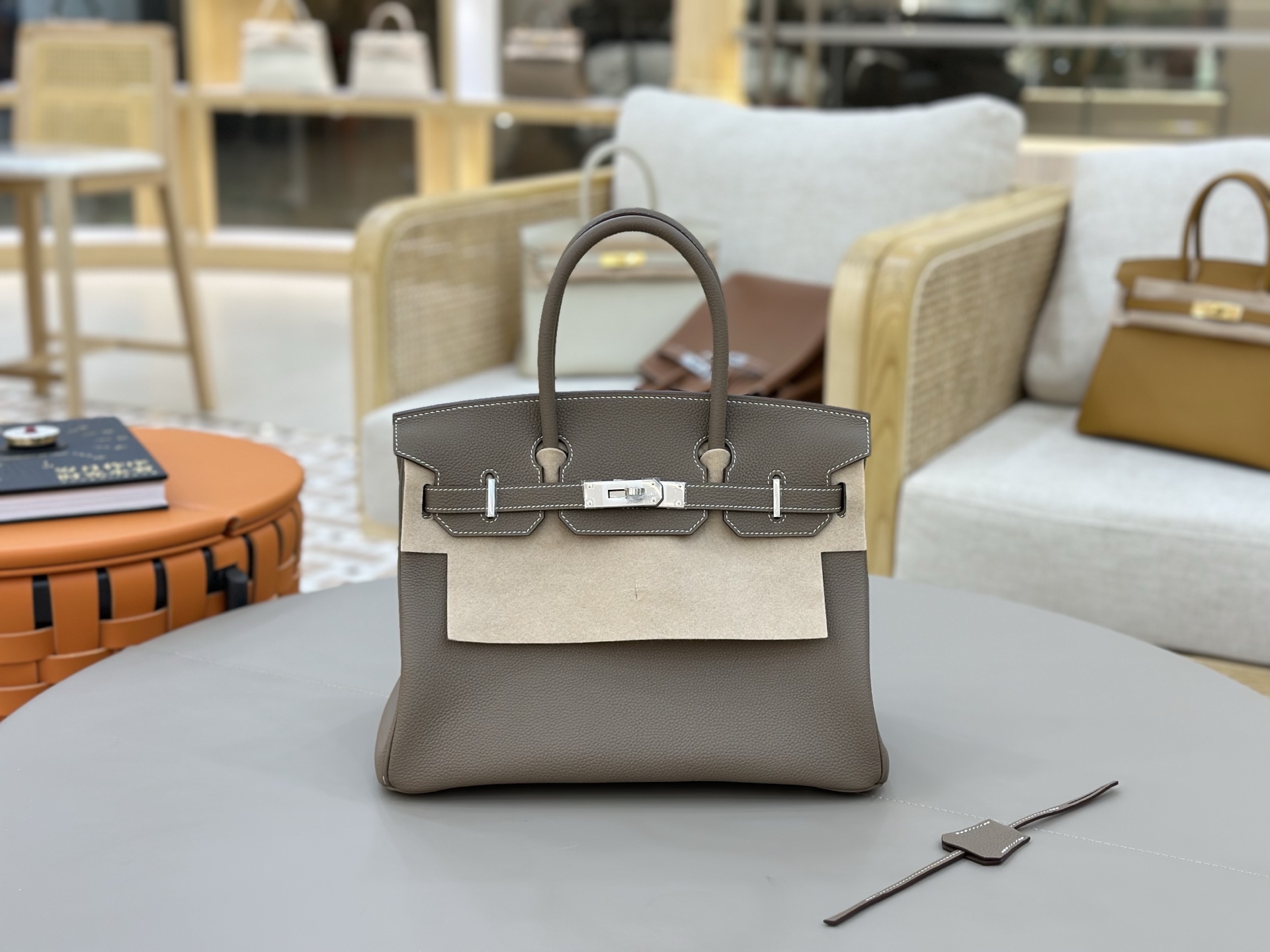 NO:698053,Birkin original Togo leather beeswax thread hand-stitched all-steel hardware hand-nailed 30cm elephant gray silver buckle classic # In addition to material, workmanship, and appearance, more importantly, after nearly 40 years of accumulation, the Birkin bag has its own halo of recognition, symbolizing the taste, identity and status of high-net-worth people. Hermes, hermes, Hermes,19860909Birkin 原厂Togo 皮蜜蜡线手缝 全钢五金手打钉 30cm 大象灰银扣 经典之作#除了材质、做工、颜值,更重要的是经过近40年的沉淀,Birkin包已经拥有了自带光环的辨识度,象征着高净值人群的品位、身份与地位.,爱马仕,hermes,Hermes,,Bag