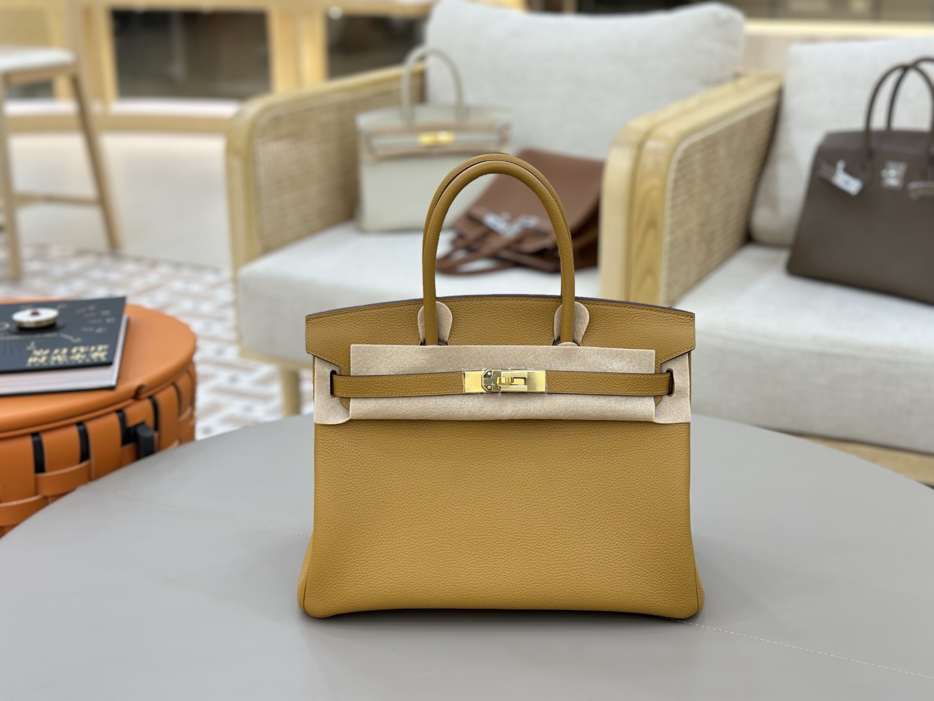 NO:698051,Birkin original Togo leather beeswax thread hand-stitched all-steel hardware hand-nailed 30cm sesame-colored gold buckle classic # In addition to material, workmanship, and appearance, more importantly, after nearly 40 years of accumulation, the Birkin bag has its own halo of recognition, symbolizing the taste, identity and status of high-net-worth people. Hermes, hermes, Hermes,19860909Birkin 原厂Togo皮蜜蜡线手缝 全钢五金手打钉 30cm 芝麻色金扣 经典之作#除了材质、做工、颜值,更重要的是经过近40年的沉淀,Birkin包已经拥有了自带光环的辨识度,象征着高净值人群的品位、身份与地位.,爱马仕,hermes,Hermes,,Bag