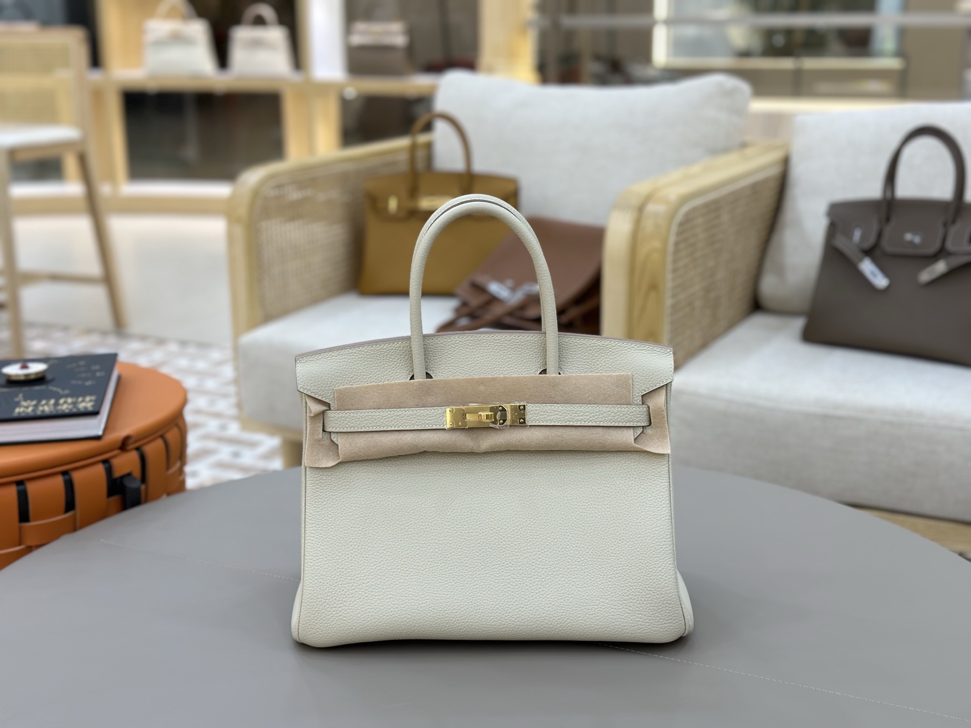 NO:698048,Birkin original Togo leather beeswax thread hand-stitched all-steel hardware hand-nailed 30cm milkshake platinum buckle classic # In addition to material, workmanship, and appearance, more importantly, after nearly 40 years of accumulation, the Birkin bag has its own halo of recognition, symbolizing the taste, identity and status of high-net-worth people. Hermes, hermes, Hermes,19860909Birkin 原厂Togo 皮蜜蜡线手缝 全钢五金手打钉 30cm 奶昔白金扣 经典之作#除了材质、做工、颜值,更重要的是经过近40年的沉淀,Birkin包已经拥有了自带光环的辨识度,象征着高净值人群的品位、身份与地位.,爱马仕,hermes,Hermes,,Bag