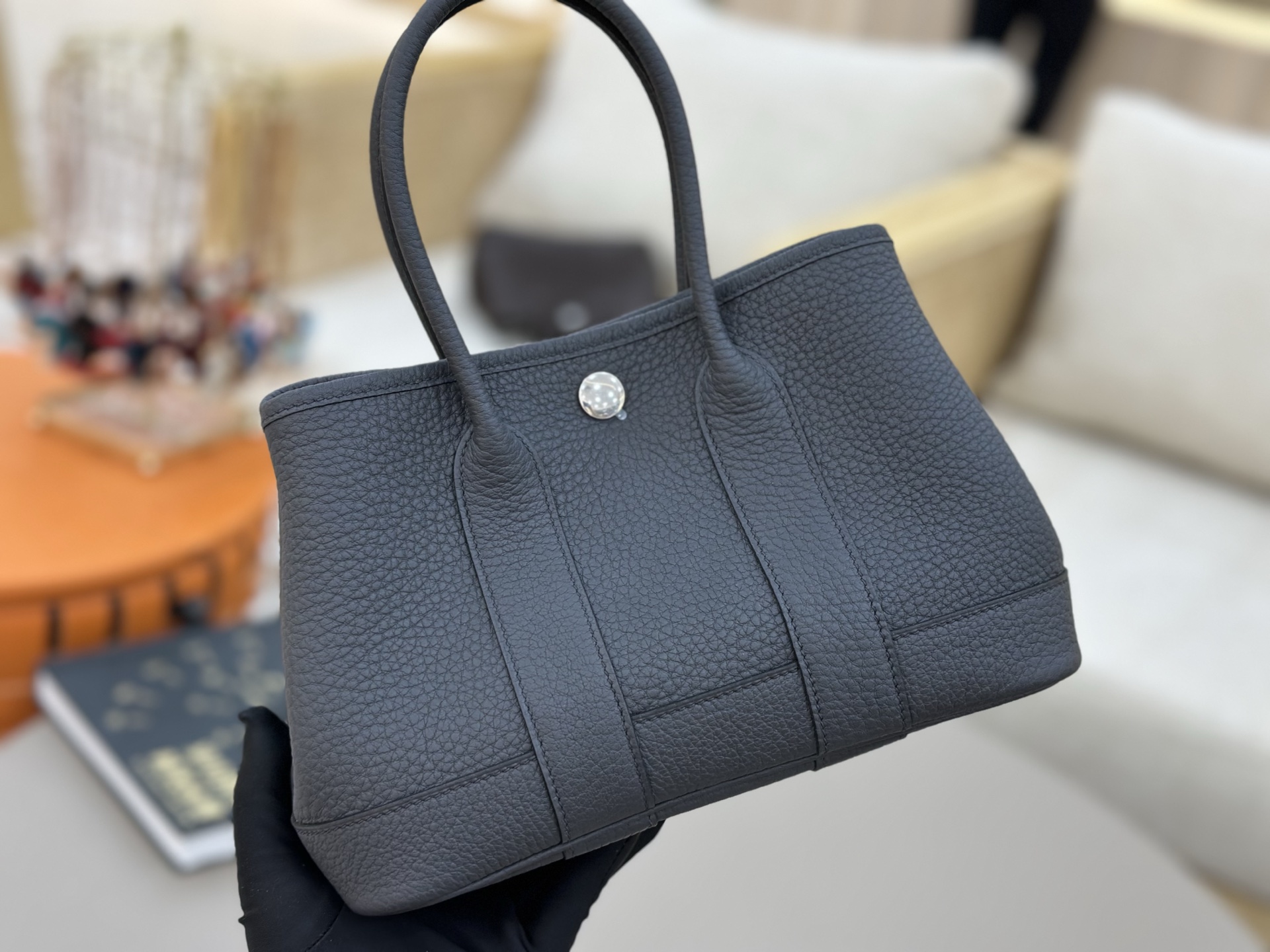 NO:700008,in stock: graphite gray, dark gray with a blue feel, the more advanced the color looks, mini garden bag garden arty 23cm leather imported negonda leather cow neck pattern handmade wax thread sewing Garden arty garden bag HERMES Hermes, Hermes, hermes, hermes, Hermes,19860909in stock: 石墨灰色 深灰中带着蓝的感觉 颜色越看越高级 mini花园包 gaden arty 23cm 皮款 进口negonda皮 牛颈纹 手工蜡线缝制 Garden arty 花园包 HERMES 爱马仕,爱马仕,hermes,hermes,Hermes,,Bag