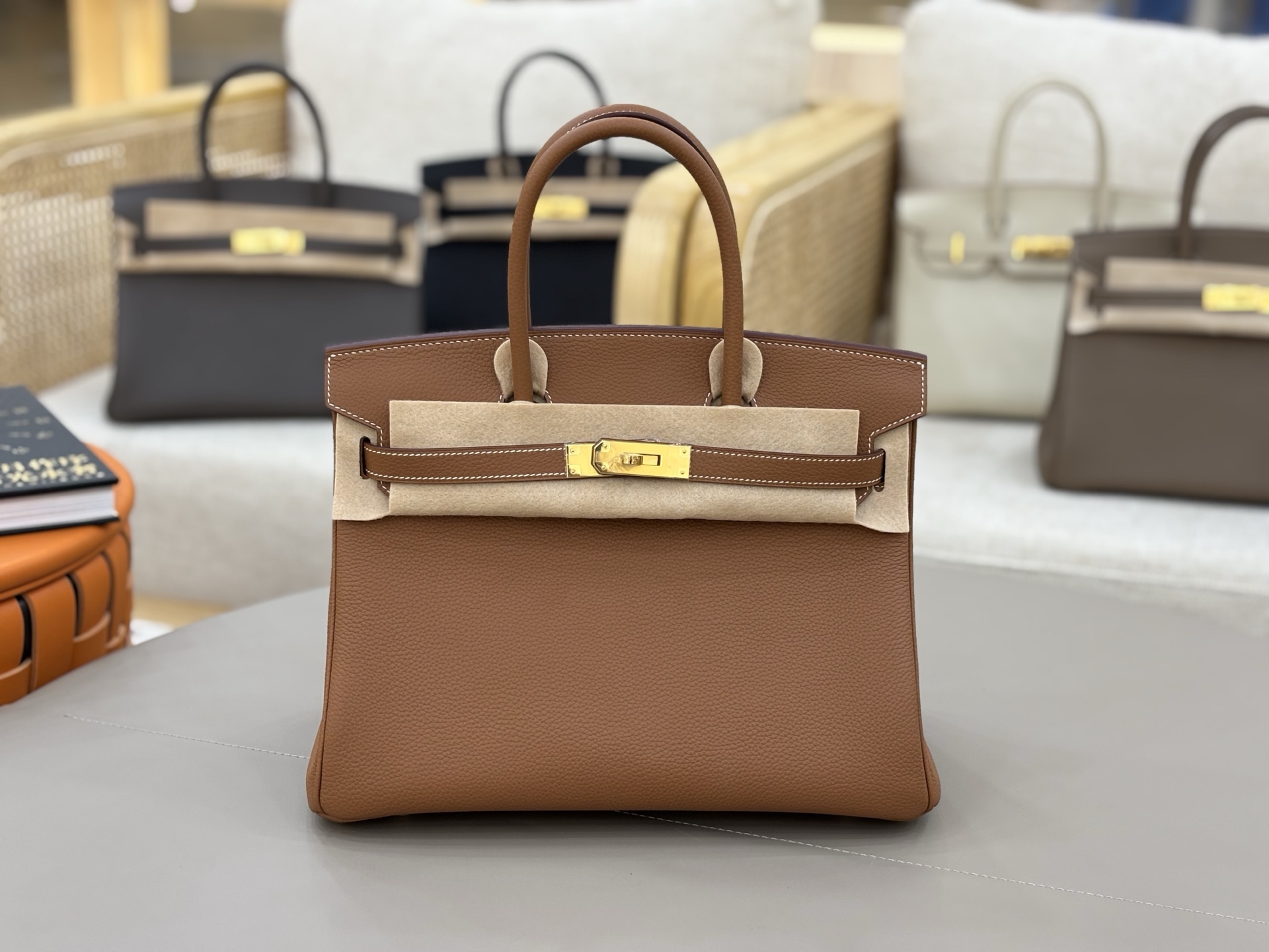 NO:698050,Birkin original Togo leather, hand-stitched with beeswax thread, all-steel hardware, hand-nailed, 30cm golden brown gold buckle, classic #In addition to material, workmanship, and appearance, more importantly, after nearly 40 years of accumulation, the Birkin bag has its own halo of recognition, symbolizing the taste, identity and status of high-net-worth people. Hermes, hermes, Hermes,19860909Birkin 原厂Togo皮 蜜蜡线手缝 全钢五金 手打钉 30cm 金棕色金扣 经典之作#除了材质、做工、颜值,更重要的是经过近40年的沉淀,Birkin包已经拥有了自带光环的辨识度,象征着高净值人群的品位、身份与地位.,爱马仕,hermes,Hermes,,Bag