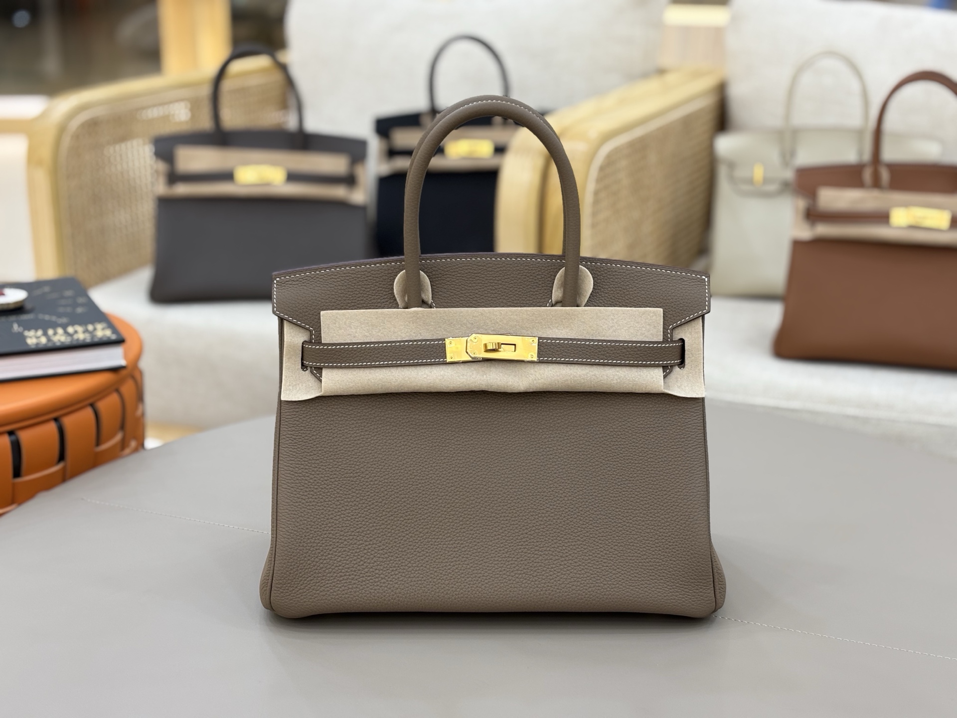 NO:698056,Birkin original Togo leather beeswax thread hand-stitched all-steel hardware hand-nailed 30cm elephant gray gold buckle classic # In addition to material, workmanship, and appearance, more importantly, after nearly 40 years of accumulation, the Birkin bag has its own halo of recognition, symbolizing the taste, identity and status of high-net-worth people. Hermes, hermes, Hermes,19860909Birkin 原厂Togo 皮蜜蜡线手缝 全钢五金手打钉 30cm 大象灰金扣 经典之作#除了材质、做工、颜值,更重要的是经过近40年的沉淀,Birkin包已经拥有了自带光环的辨识度,象征着高净值人群的品位、身份与地位.,爱马仕,hermes,Hermes,,Bag