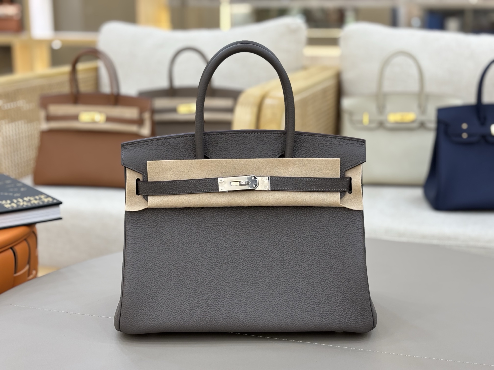 NO:698062,Birkin original Togo leather hand-stitched with beeswax thread, all-steel hardware hand-nailed, 30cm pewter gray silver buckle, classic #In addition to material, workmanship, and appearance, more importantly, after nearly 40 years of accumulation, the Birkin bag has its own halo of recognition, symbolizing the taste, identity and status of high-net-worth people. Hermes, hermes, Hermes,19860909Birkin 原厂Togo皮蜜蜡线手缝 全钢五金手打钉 30cm 锡器灰银扣 经典之作#除了材质、做工、颜值,更重要的是经过近40年的沉淀,Birkin包已经拥有了自带光环的辨识度,象征着高净值人群的品位、身份与地位.,爱马仕,hermes,Hermes,,Bag