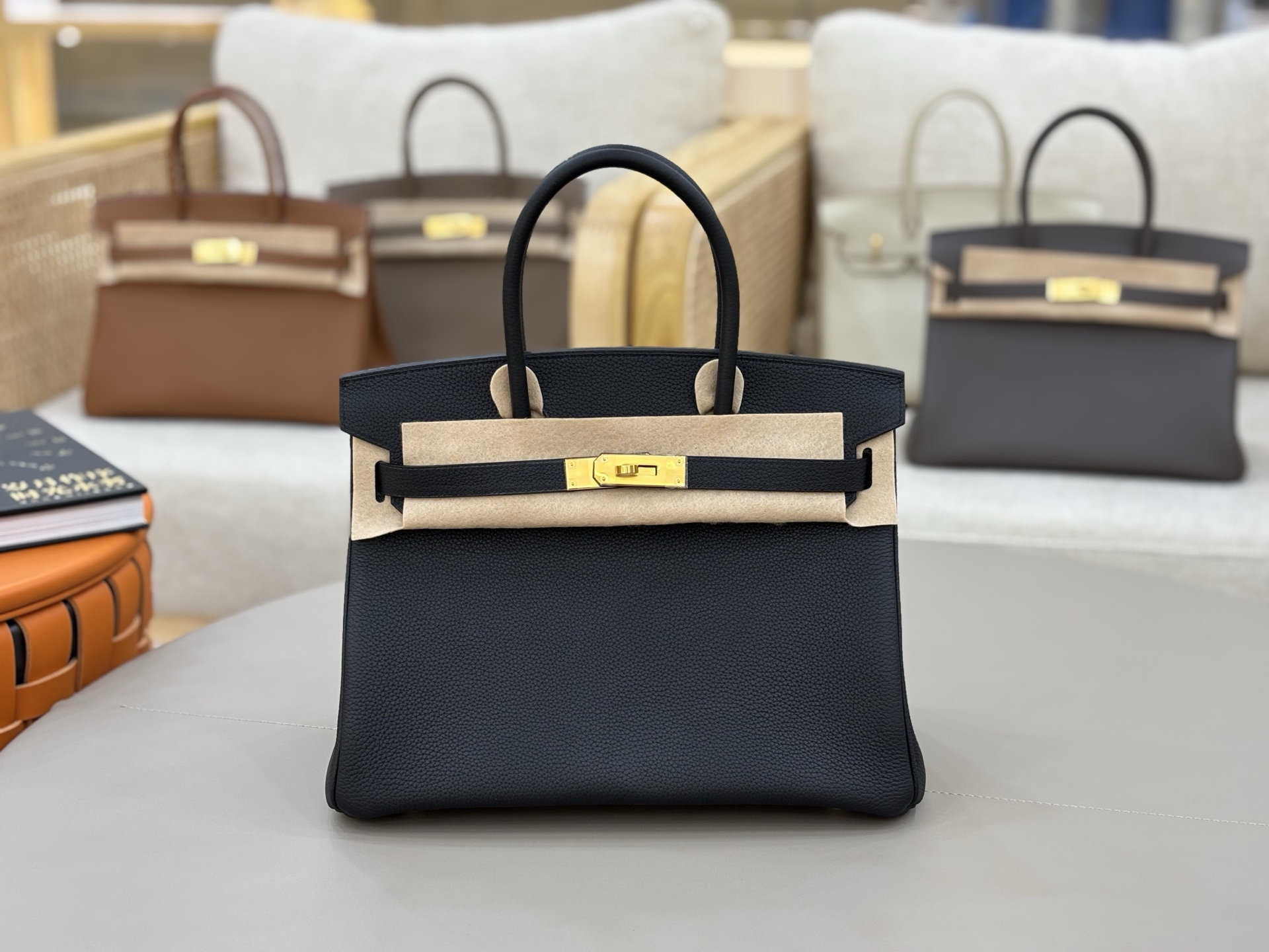 NO:698064,Birkin original Togo leather beeswax thread hand-stitched all-steel hardware hand-nailed 30cm black gold buckle classic # In addition to material, workmanship, and appearance, more importantly, after nearly 40 years of accumulation, the Birkin bag has its own halo of recognition, symbolizing the taste, identity and status of high-net-worth people. Hermes, hermes, Hermes,19860909Birkin 原厂Togo皮蜜蜡线手缝 全钢五金手打钉 30cm 黑色金扣 经典之作#除了材质、做工、颜值,更重要的是经过近40年的沉淀,Birkin包已经拥有了自带光环的辨识度,象征着高净值人群的品位、身份与地位.,爱马仕,hermes,Hermes,,Bag