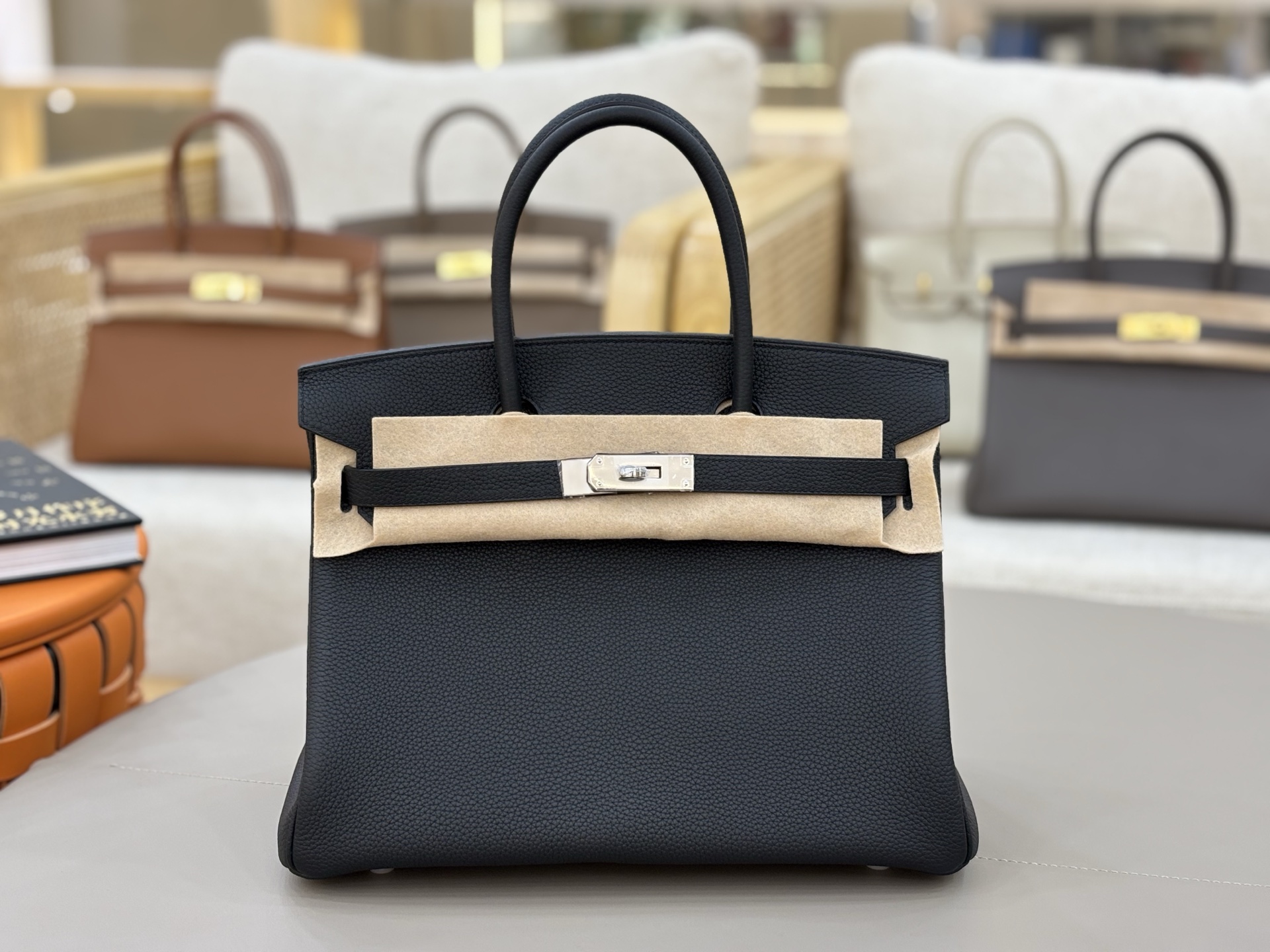 NO:698067,Birkin original Togo leather hand-stitched with beeswax thread, all-steel hardware hand-nailed, 30cm black silver buckle, classic #In addition to material, workmanship, and appearance, more importantly, after nearly 40 years of accumulation, the Birkin bag has its own halo of recognition, symbolizing the taste, identity and status of high-net-worth people. Hermes, hermes, Hermes,19860909Birkin 原厂Togo皮蜜蜡线手缝 全钢五金手打钉 30cm 黑色银扣 经典之作#除了材质、做工、颜值,更重要的是经过近40年的沉淀,Birkin包已经拥有了自带光环的辨识度,象征着高净值人群的品位、身份与地位.,爱马仕,hermes,Hermes,,Bag