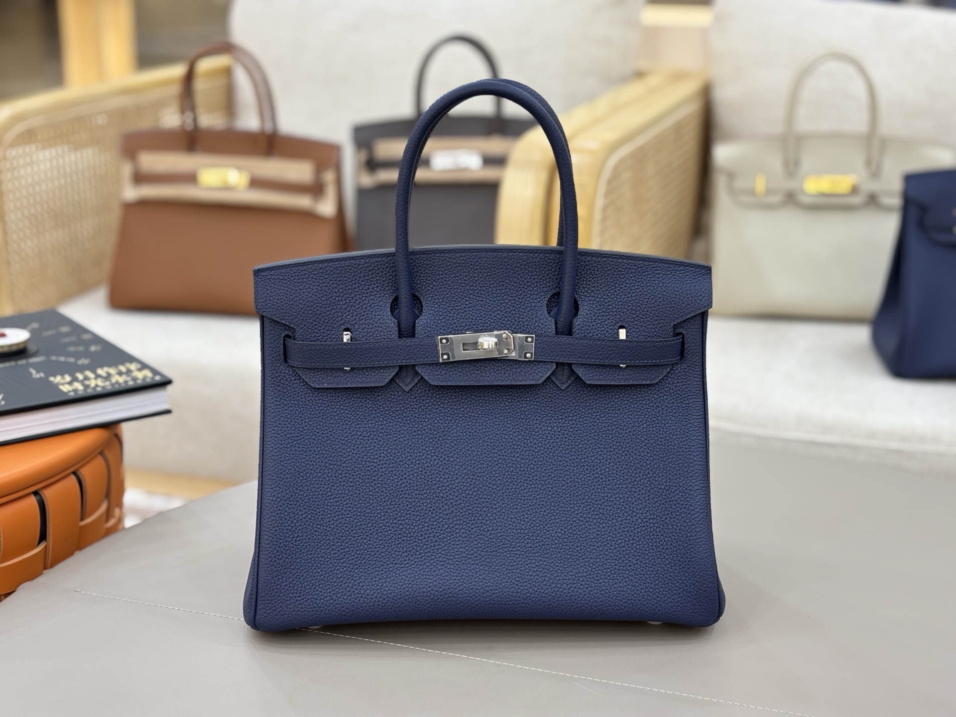 NO:698072,Birkin original Togo leather beeswax thread hand-stitched all-steel hardware hand-nailed 30cm deep sea blue silver buckle classic # In addition to material, workmanship, appearance, more importantly, after nearly 40 years of accumulation, the Birkin bag has its own halo of recognition, symbolizing the taste, identity and status of high-net-worth people. Hermes, hermes, Hermes,19860909Birkin 原厂Togo皮蜜蜡线手缝 全钢五金手打钉 30cm 深海蓝银扣 经典之作#除了材质、做工、颜值,更重要的是经过近40年的沉淀,Birkin包已经拥有了自带光环的辨识度,象征着高净值人群的品位、身份与地位.,爱马仕,hermes,Hermes,,Bag