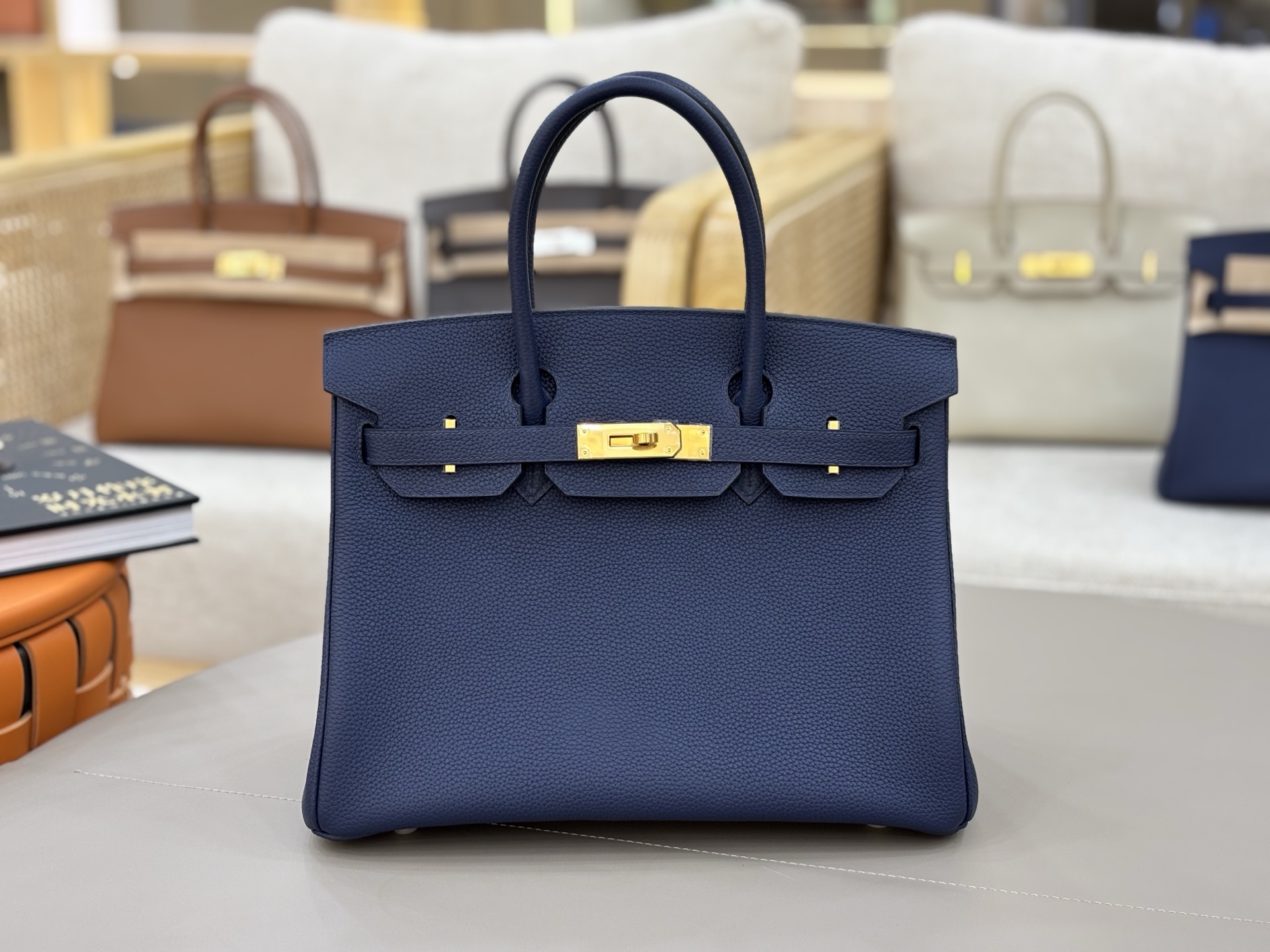 NO:698045,Birkin original Togo leather beeswax thread hand-stitched all-steel hardware hand-nailed 30cm deep sea blue gold buckle classic # In addition to material, workmanship, appearance, more importantly, after nearly 40 years of accumulation, the Birkin bag has its own halo of recognition, symbolizing the taste, identity and status of high-net-worth people. Hermes, hermes, Hermes,19860909Birkin 原厂Togo皮蜜蜡线手缝 全钢五金手打钉 30cm 深海蓝金扣 经典之作#除了材质、做工、颜值,更重要的是经过近40年的沉淀,Birkin包已经拥有了自带光环的辨识度,象征着高净值人群的品位、身份与地位.,爱马仕,hermes,Hermes,,Bag