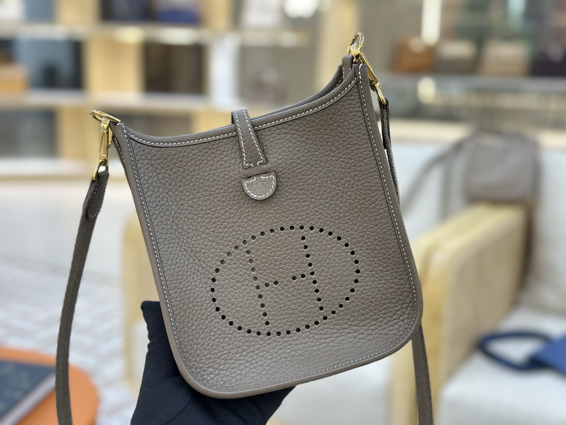 NO:698385,Evelyn mini 17cm imported Tc leather, fully hand-stitched with wax thread. Elephant gray gold buckle. Add a silk scarf, multiple carrying methods/enjoy to transform it, Hermes, Hermes, Hermes,19860909伊夫琳Evelyn mini 17cm 进口Tc皮 全手缝蜡线.大象灰金扣.加个丝巾,多个背法/尽情的改造它,爱马仕,hermes,Hermes,,Bag