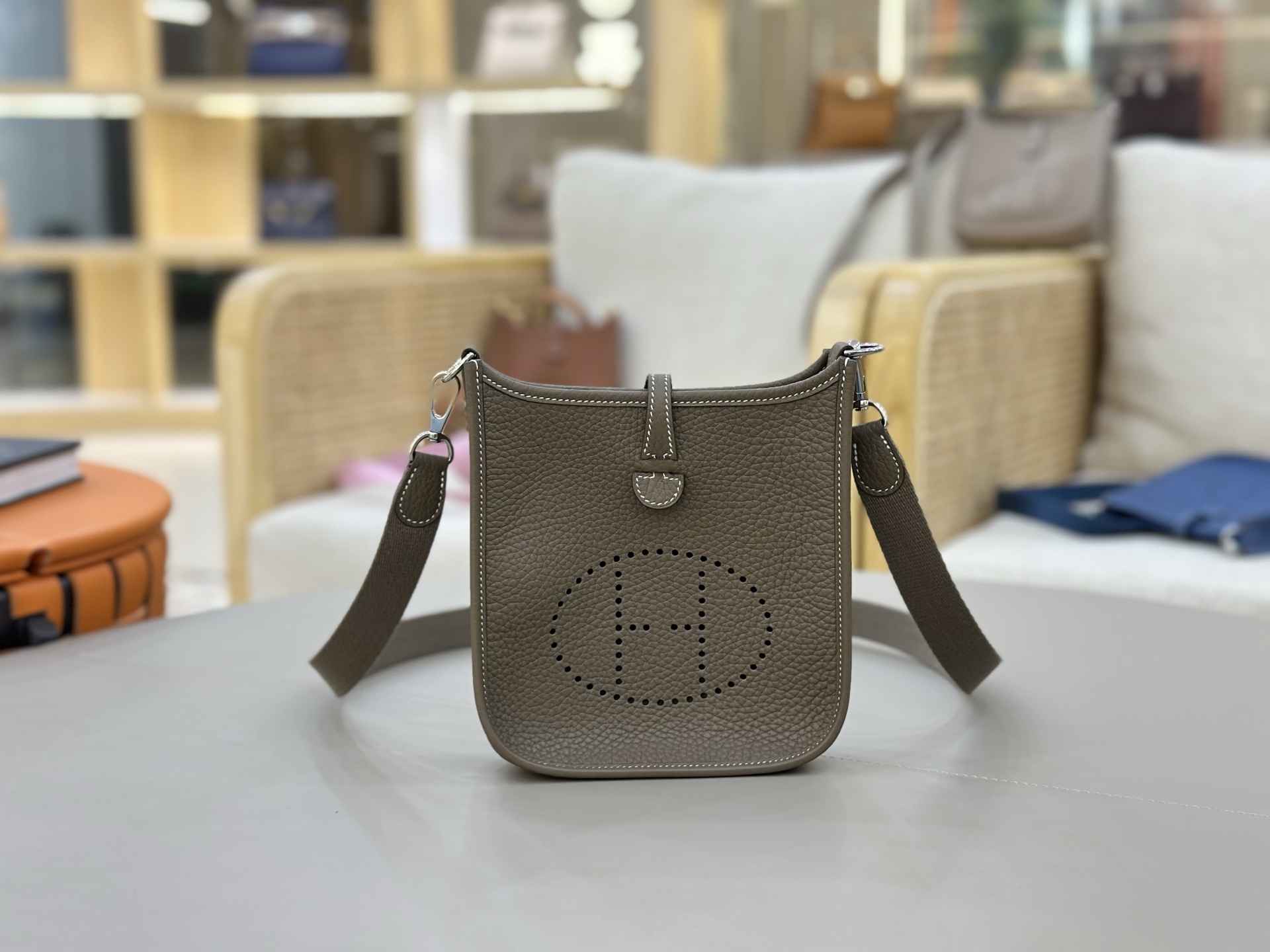 NO:698387,Evelyn mini 17cm imported Tc leather, fully hand-stitched with wax thread. Elephant gray silver buckle. Add a silk scarf, multiple carrying methods/renovate it as much as you like, Hermes, Hermes, Hermes,19860909伊夫琳Evelyn mini 17cm 进口Tc皮 全手缝蜡线.大象灰银扣.加个丝巾,多个背法/尽情的改造它,爱马仕,hermes,Hermes,,Bag