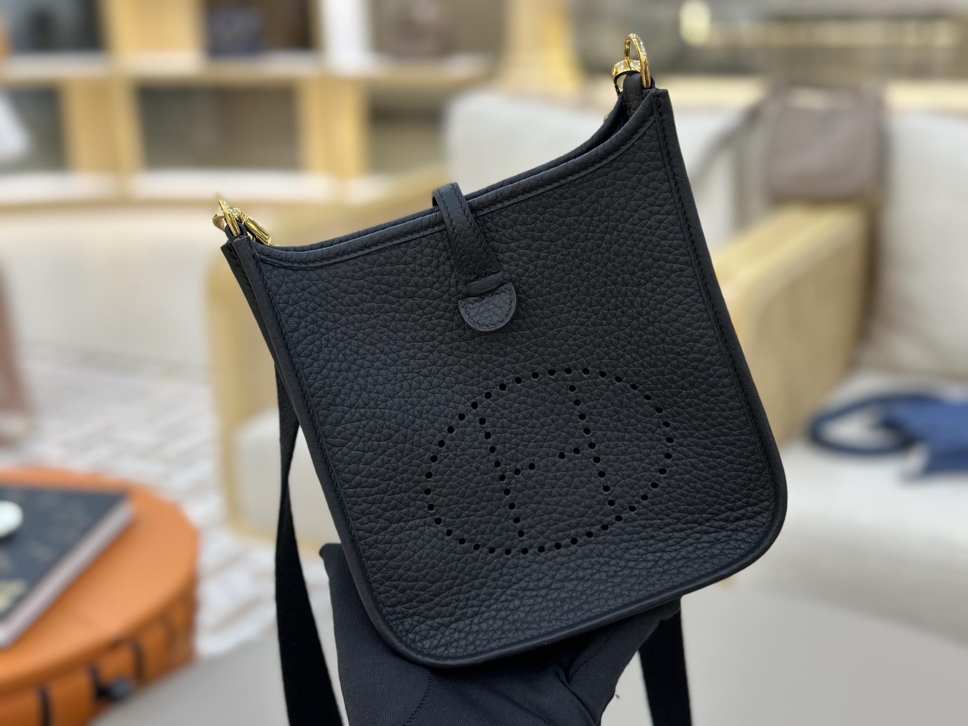 NO:698390,Evelyn mini 17cm imported Tc leather, fully hand-stitched with waxed thread, black gold buckle, add a silk scarf, carry it in multiple ways/renovate it as much as you like, Hermes, Hermes, Hermes,19860909伊夫琳Evelyn mini 17cm 进口Tc皮 全手缝蜡线.黑色金扣 加个丝巾,多个背法/尽情的改造它,爱马仕,hermes,Hermes,,Bag