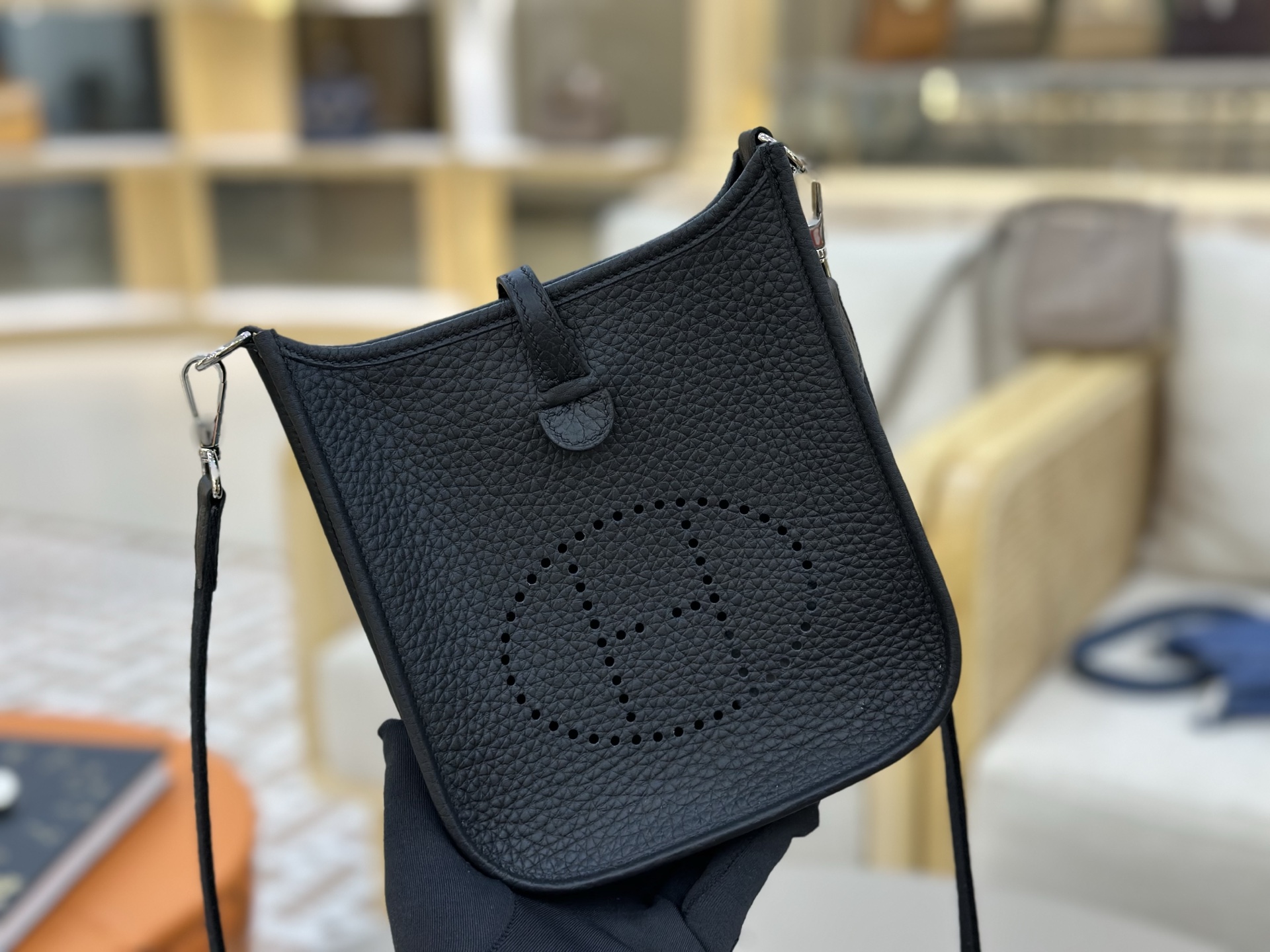 NO:698392,Evelyn mini 17cm imported Tc leather, fully hand-stitched with waxed thread, black silver buckle, add a silk scarf, multiple ways to carry it/renovate it as much as you like, Hermes, Hermes, Hermes,19860909伊夫琳Evelyn mini 17cm 进口Tc皮 全手缝蜡线.黑色银扣 加个丝巾,多个背法/尽情的改造它,爱马仕,hermes,Hermes,,Bag