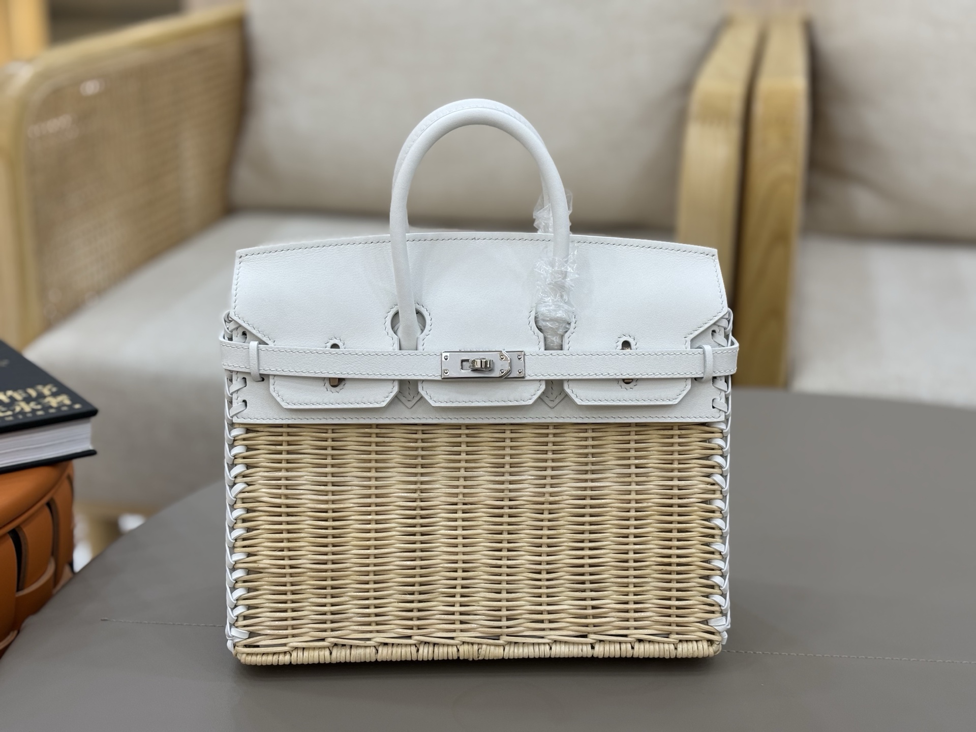 NO:699486,A must-have for summer, the rattan icnic picnic bag has a casual pastoral style and a full atmosphere. It is perfect whether it is for vacation, camping, picnic or daily wear. Birkin icnic original color saddle leather woven wicker 25cm is a light and manageable size, and it is relatively easy to pack. It is really suitable for spring and summer outings, Hermes, Hermes, Hermes,19860909夏日必备,藤条编织icnic野餐包 休闲田园风,氛围感拉满 无论是度假出游、露营野餐还是日常穿搭都很绝 Birkin icnic 原色马鞍皮编织柳条 25cm算是可以轻巧驾驭,又相对能装的size 真的适合春夏出门,爱马仕,hermes,Hermes,,Bag
