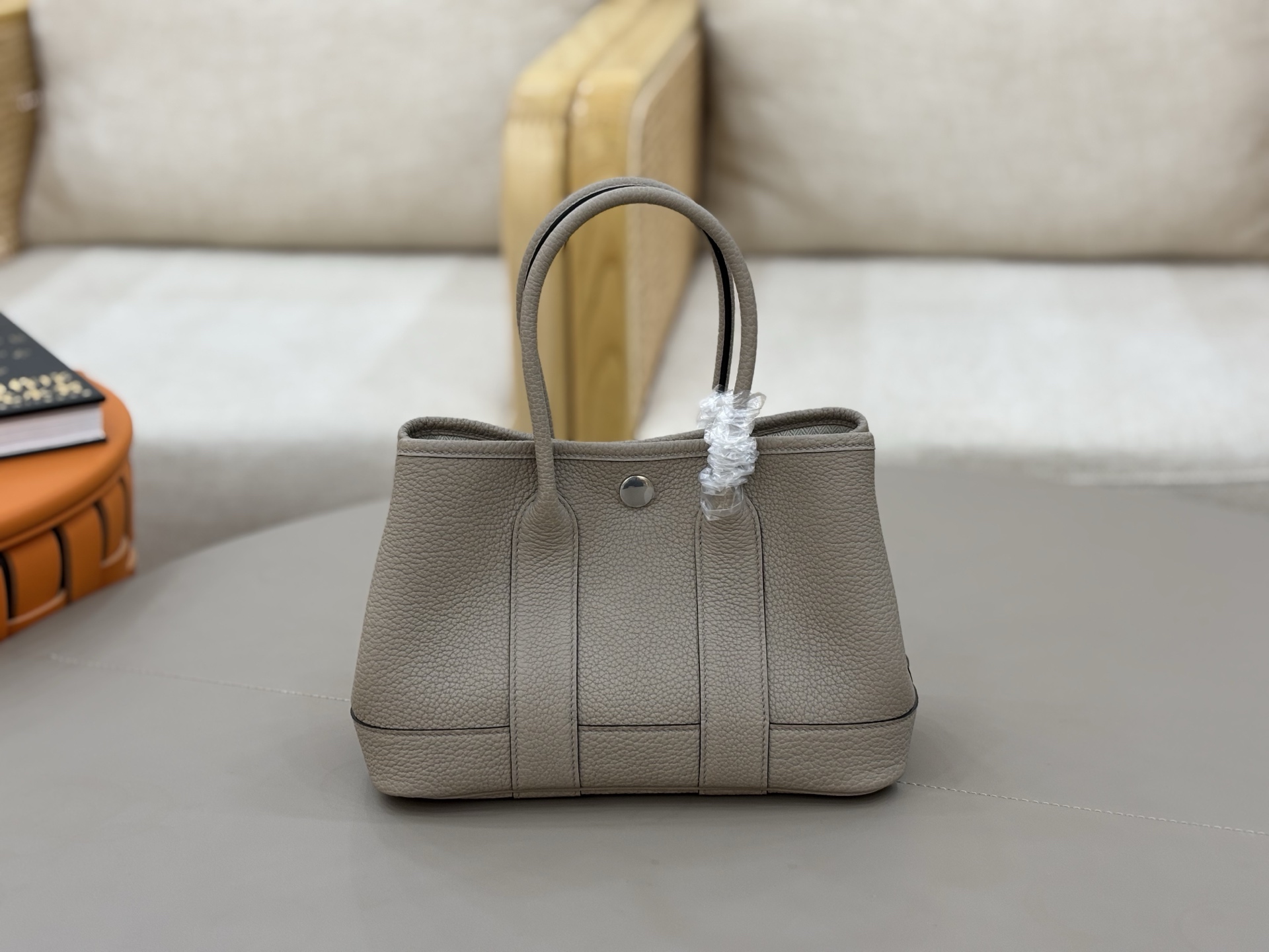 NO:699988,New colors in stock: asphalt gray mini garden bag garden arty 23cm leather negonda leather cow neck pattern handmade wax thread steel hardware kill all versions on the market Garden arty garden bag HERMES Hermes, Hermes, hermes, hermes, Hermes,19860909新色 in stock: 沥青灰灰 mini花园包 gaden arty 23cm 皮款 negonda皮牛颈纹 手工腊线 钢五金 秒杀市面一切版本 Garden arty 花园包 HERMES 爱马仕,爱马仕,hermes,hermes,Hermes,,Bag