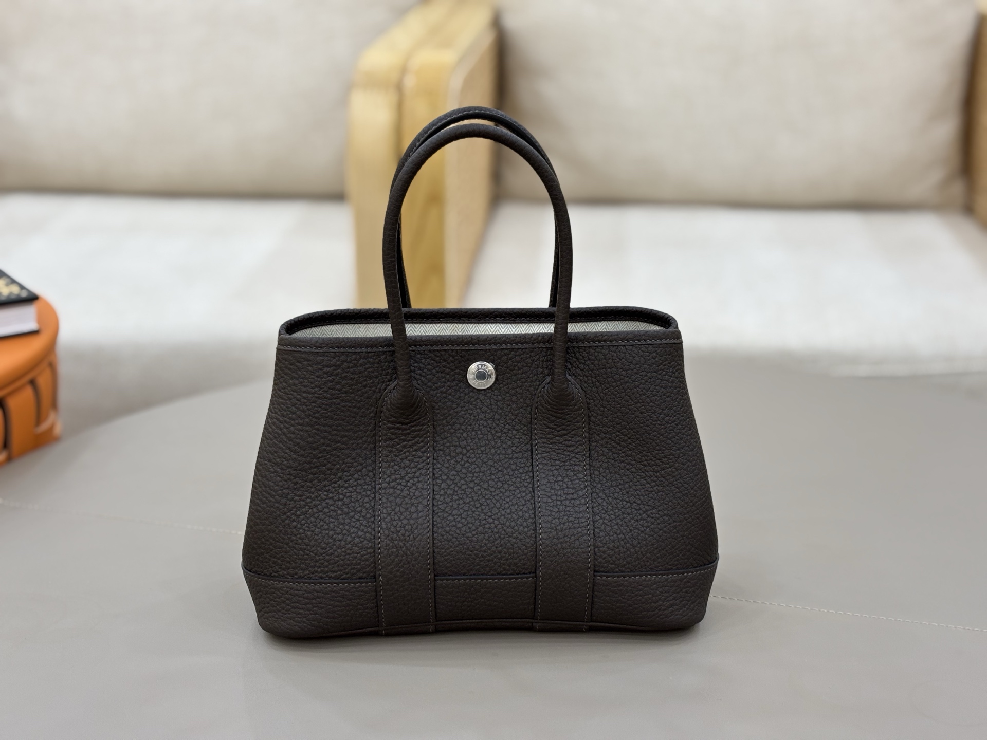 NO:698177,in stock: ebony color mini garden bag garden arty 23cm full leather negonda leather cow neck pattern handmade wax thread all steel hardware kill all versions on the market, Hermes, hermes, Hermes,19860909in stock: 乌木色 mini花园包 gaden arty 23cm 全皮款 negonda皮牛颈纹 手工腊线 全钢五金 秒杀市面一切版本,爱马仕,hermes,Hermes,,Bag