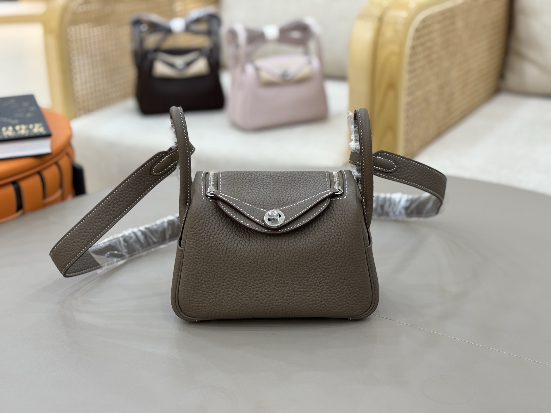 NO:811540,The most popular mini Lindy. The smallest size is 19cm. Imported original TC leather + all-steel hardware. Elephant gray silver buckle. Exquisite workmanship is the soul show of the entire bag. It has been popular since the catwalk. Inheriting the excellent storage and styling advantages, the Lindy is perfectly reduced and the shoulder strap is lengthened. It can be carried cross-body. Hand-stitched wax thread, Hermes, Hermes, Hermes,19860909最人气的mini Lindy琳迪 最小的尺寸19cm来咯 进口原厂TC皮+全钢五金.大象灰银扣 精致的做工是整个包包的灵魂秀 自从走秀后它受人追捧的热度一直高居不下 .继承出色的储物及造型优势 完美缩小Lindy 更将肩带加长 可斜背手拎 手缝蜡线,爱马仕,hermes,Hermes,,Bag