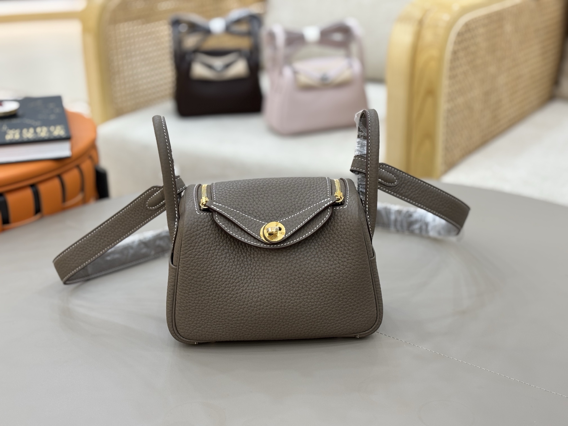 NO:811547,The most popular mini Lindy. The smallest size is 19cm. Original TC leather + all-steel hardware. Elephant gray gold buckle. Exquisite workmanship is the soul show of the entire bag. It has been popular since the catwalk. Inheriting the advantages of excellent storage and styling, the Lindy is perfectly reduced and the shoulder strap is lengthened. It can be carried cross-body. Hand-stitched wax thread, Hermes, Hermes, Hermes,19860909最人气的mini Lindy琳迪 最小的尺寸19cm来咯 原厂TC皮+全钢五金.大象灰金扣 精致的做工是整个包包的灵魂秀 自从走秀后它受人追捧的热度一直高居不下 .继承出色的储物及造型优势 完美缩小Lindy 更将肩带加长 可斜背手拎 手缝蜡线,爱马仕,hermes,Hermes,,Bag