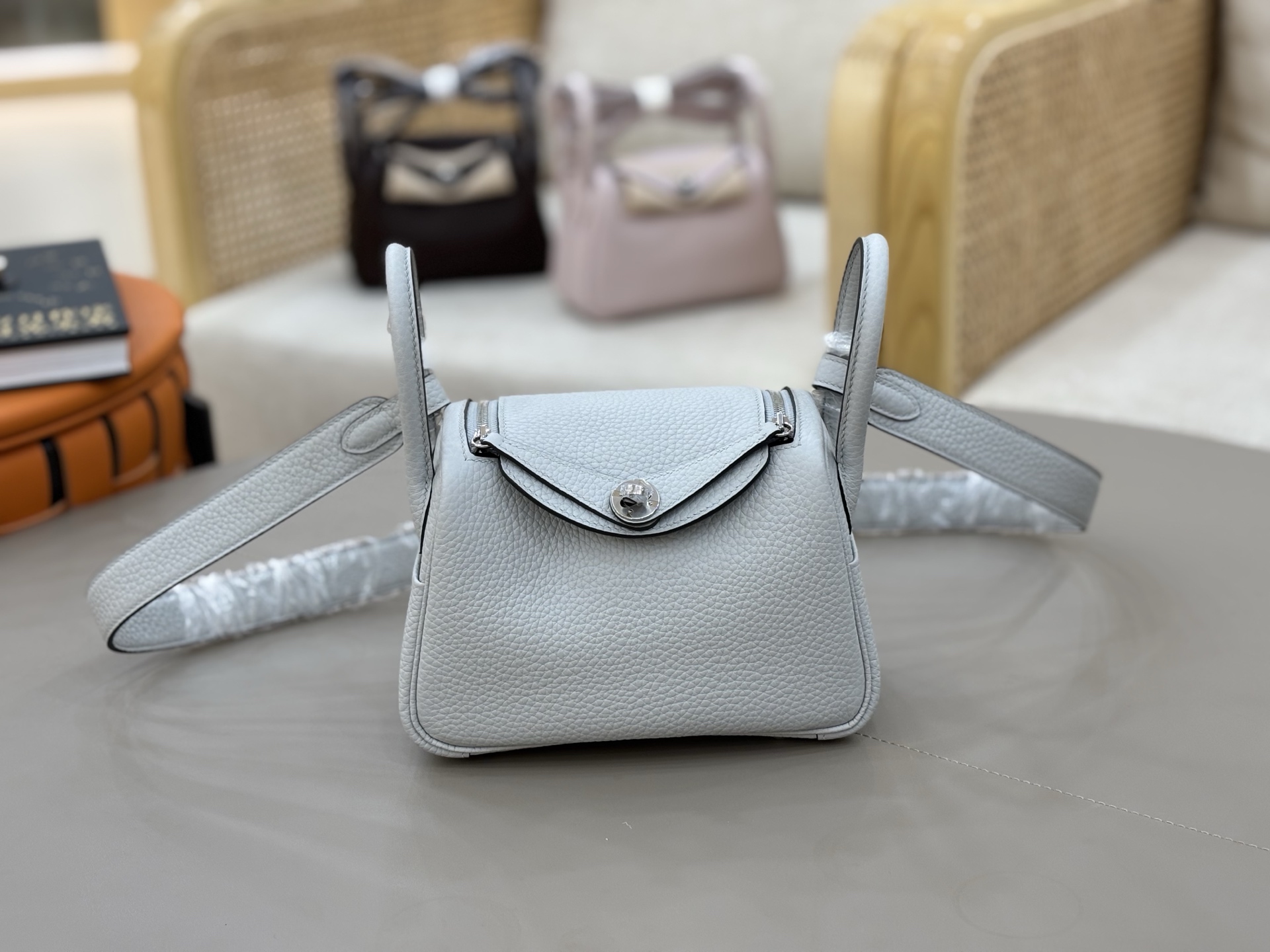 NO:811527,The most popular mini Lindy. The smallest size is 19cm. Imported original TC leather + all-steel hardware. Holy Grail blue silver buckle. Exquisite workmanship is the soul show of the entire bag. It has been popular since the catwalk. Inheriting the excellent storage and styling advantages, the Lindy is perfectly reduced and the shoulder strap is lengthened. It can be carried cross-body. Hand-stitched wax thread, Hermes, Hermes, Hermes,19860909最人气的mini Lindy琳迪 最小的尺寸19cm 进口原厂TC皮+全钢五金.圣杯蓝银扣 精致的做工是整个包包的灵魂秀 自从走秀后它受人追捧的热度一直高居不下 .继承出色的储物及造型优势 完美缩小Lindy 更将肩带加长 可斜背手拎 手缝蜡线,爱马仕,hermes,Hermes,,Bag