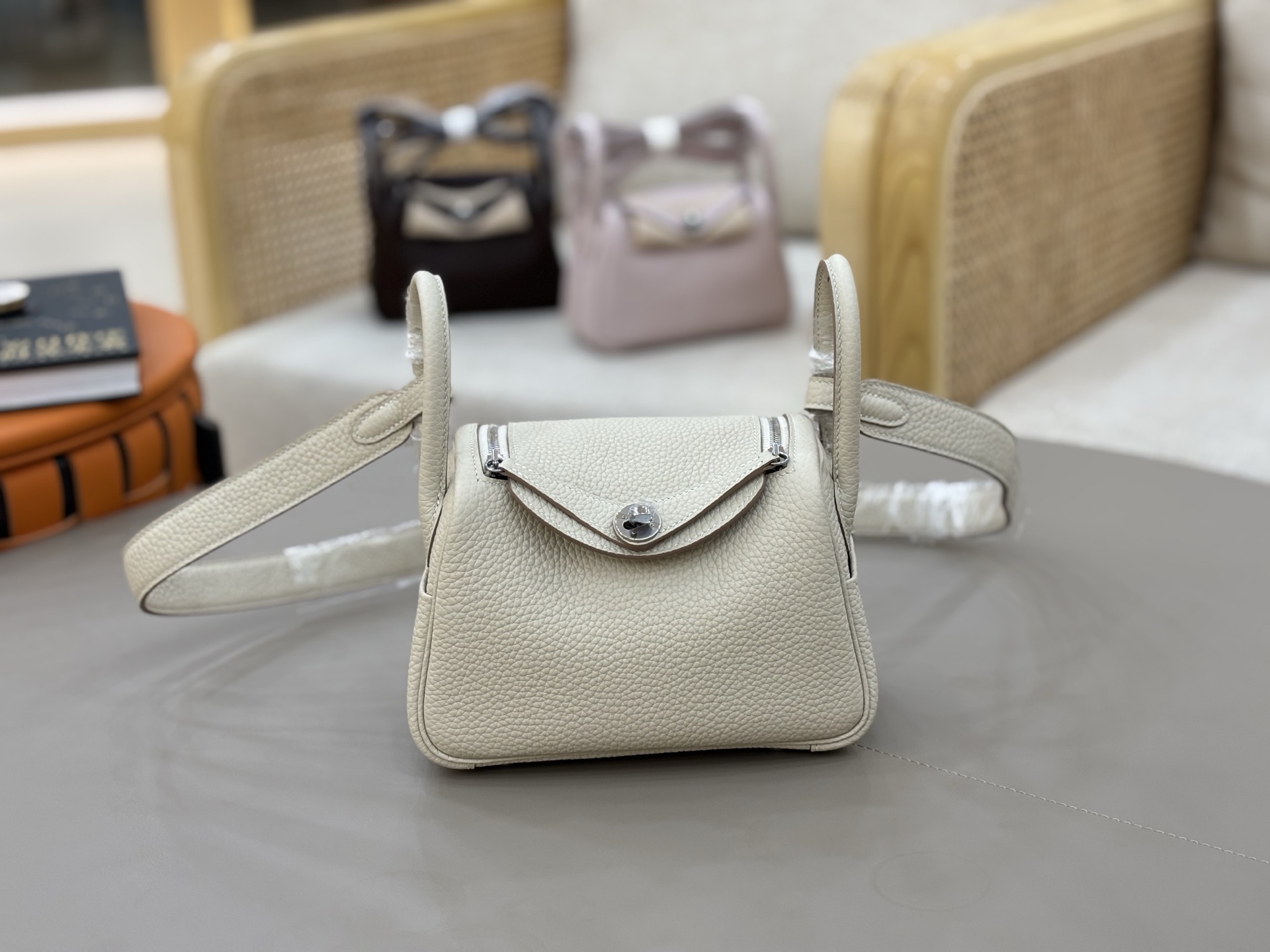NO:811553,The most popular mini Lindy. The smallest size is 19cm. Imported original TC leather + all-steel hardware. Milkshake silver buckle. Exquisite workmanship is the soul show of the entire bag. It has been popular since the catwalk. Inheriting the excellent storage and styling advantages, the Lindy is perfectly reduced and the shoulder strap is lengthened. It can be carried cross-body. Hand-stitched wax thread, Hermes, Hermes, Hermes,19860909最人气的mini Lindy琳迪 最小的尺寸19cm来咯 进口原厂TC皮+全钢五金.奶昔白银扣 精致的做工是整个包包的灵魂秀 自从走秀后它受人追捧的热度一直高居不下 .继承出色的储物及造型优势 完美缩小Lindy 更将肩带加长 可斜背手拎 手缝蜡线,爱马仕,hermes,Hermes,,Bag