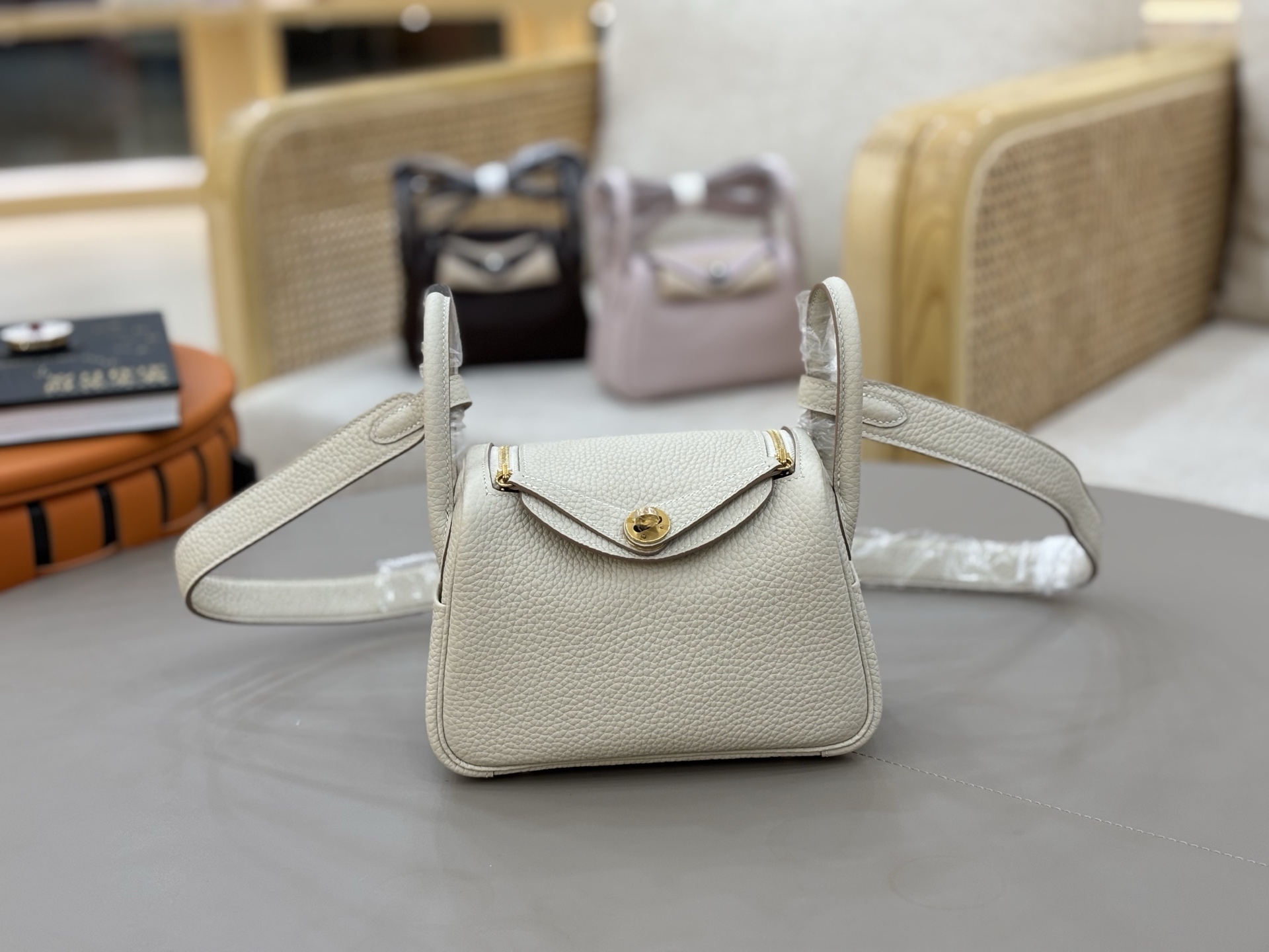 NO:811560,The most popular mini Lindy. The smallest size is 19cm. Original TC leather + all-steel hardware. Milkshake platinum buckle. Exquisite workmanship is the soul show of the entire bag. It has been popular since the catwalk. Inheriting the excellent storage and styling advantages, the Lindy is perfectly reduced and the shoulder strap is lengthened. It can be carried cross-body. Hand-stitched wax thread, Hermes, Hermes, Hermes,19860909最人气的mini Lindy琳迪 最小的尺寸19cm来咯 原厂TC皮+全钢五金.奶昔白金扣 精致的做工是整个包包的灵魂秀 自从走秀后它受人追捧的热度一直高居不下 .继承出色的储物及造型优势 完美缩小Lindy 更将肩带加长 可斜背手拎 手缝蜡线,爱马仕,hermes,Hermes,,Bag