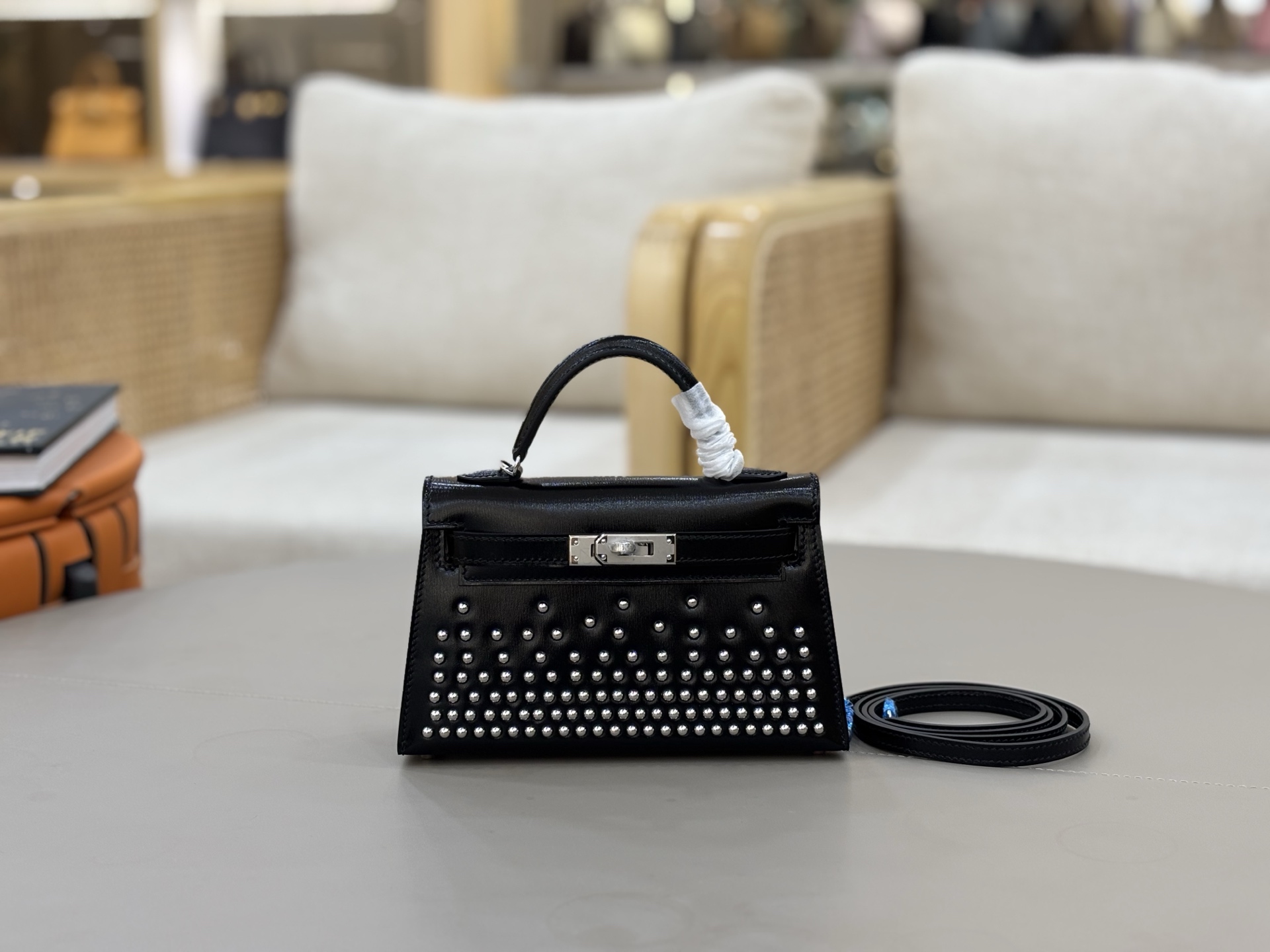 NO:698412,New product Hermès | Limited edition rivet mini Kelly second generation 19 Thai cool. The punk style rivet series is so cool. I love this rebellious style. Constance mini studded silver and black rivet box leather. Each pure silver rivet is hand-inlaid by craftsmen to create a collision of different style elements. There are more surprises. This kind of Hermès is really a super motorcycle. A representative work of rebellion, Hermes, hermes, pure silver, Hermes,19860909新品 爱马仕|限定款铆钉mini Kelly 二代19泰酷辣 朋克风铆钉系列简直太酷飒了就爱这种叛逆风 Constance mini studded银黑铆钉box皮 每一颗纯银铆钉都是由工匠手工镶嵌 打造不同风格元素的碰撞 更多了惊喜 这样的爱马仕真的超机车 反骨叛逆的一个代表作品,爱马仕,hermes,pure silver,Hermes,,Bag