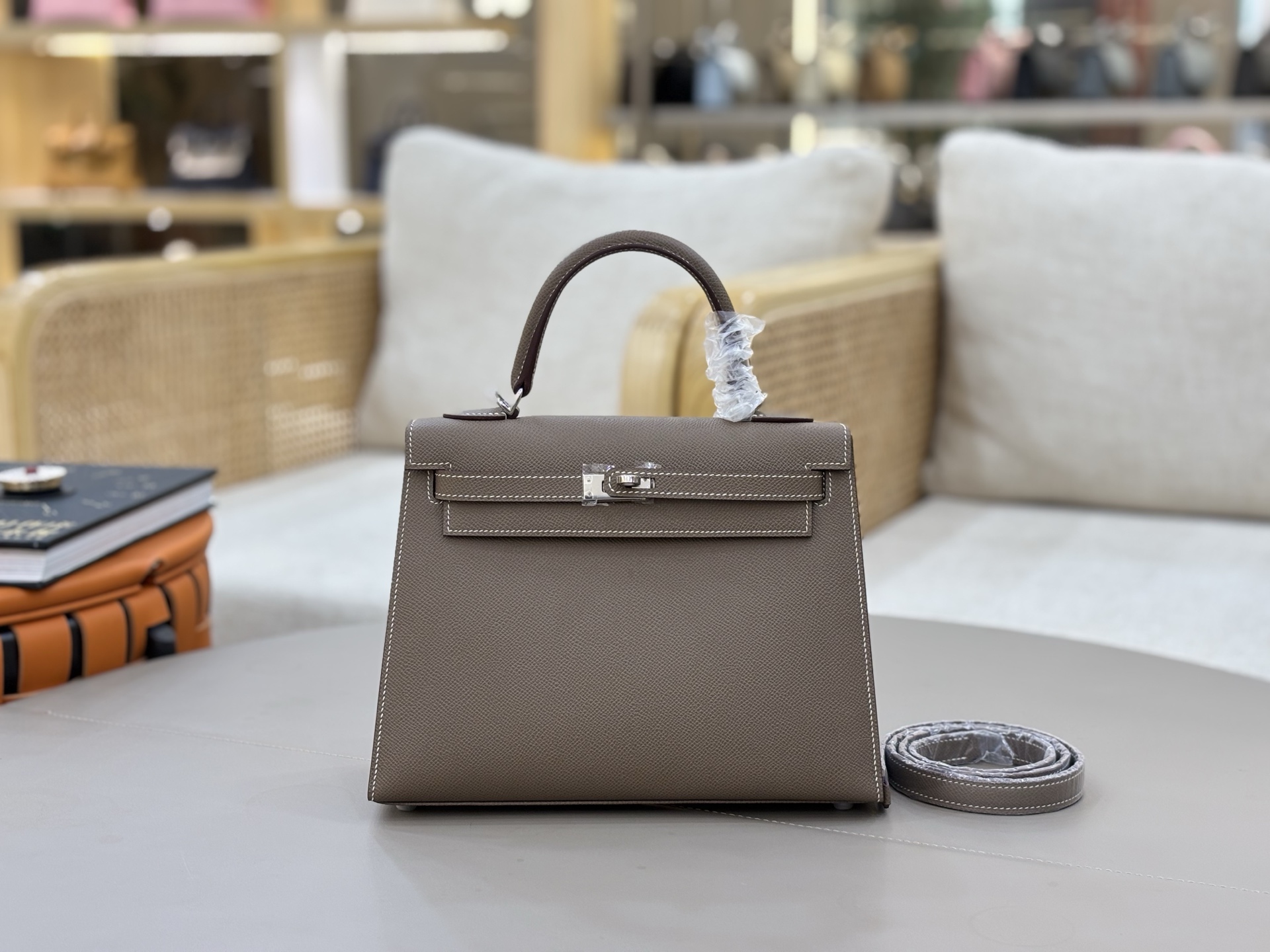 NO:698487,Fully handmade Kelly 28/25 outer seam, imported Esom leather, elephant gray silver buckle, ready stock ~, Hermes, hermes, Hermes,19860909全手工Kelly 28/25外缝 进口Esom皮 大象灰银扣 现货～,爱马仕,hermes,Hermes,,Bag