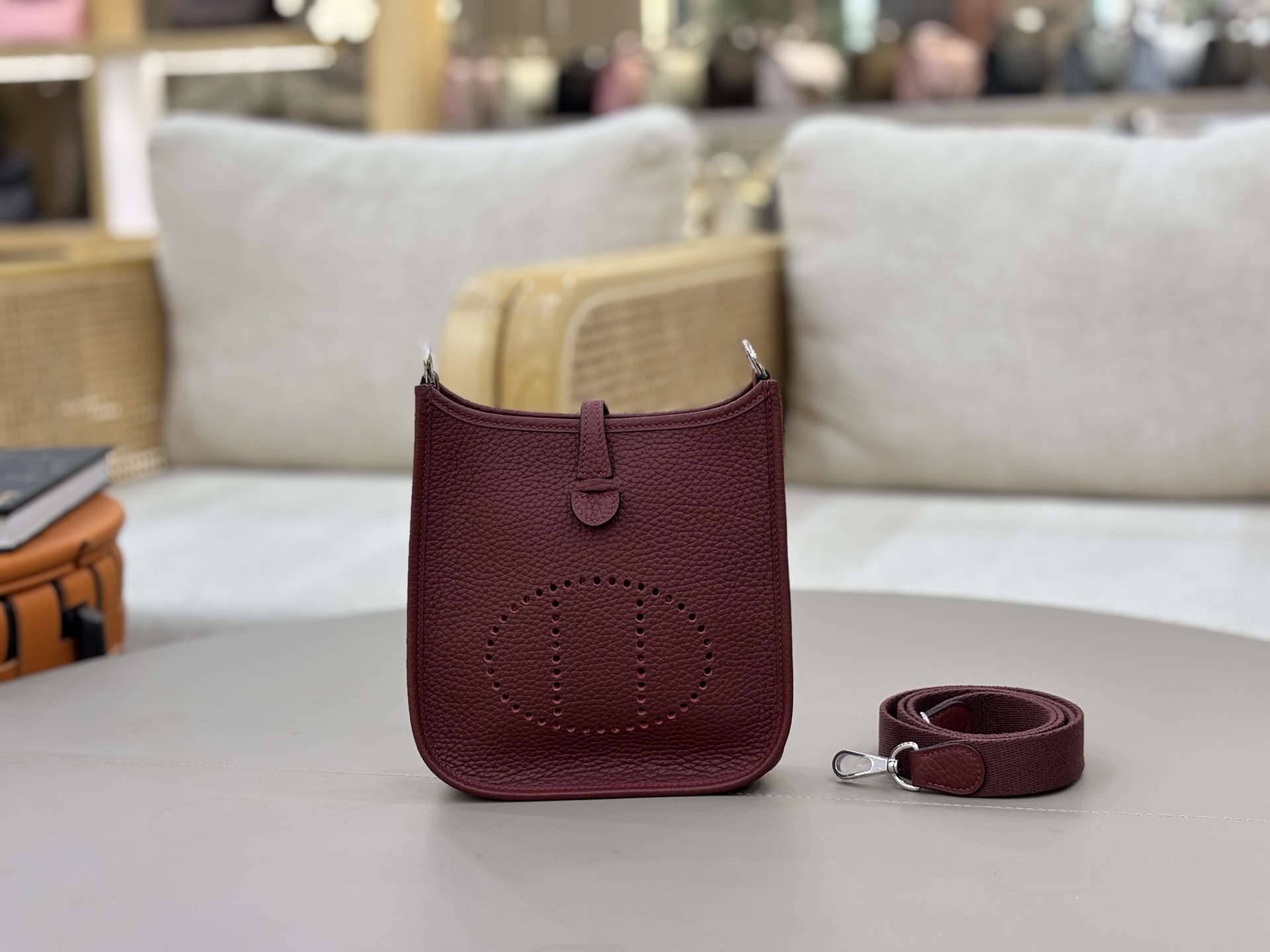 NO:698393,Evelyn mini 17cm, imported Tc leather, fully hand-stitched with wax thread. Hermes red silver buckle, add a silk scarf, multiple ways to carry it/renovate it as much as you like, Hermes, hermes, Hermes,19860909伊夫琳Evelyn mini 17cm 进口Tc皮 全手缝蜡线.爱马仕红色银扣 加个丝巾,多个背法/尽情的改造它,爱马仕,hermes,Hermes,,Bag