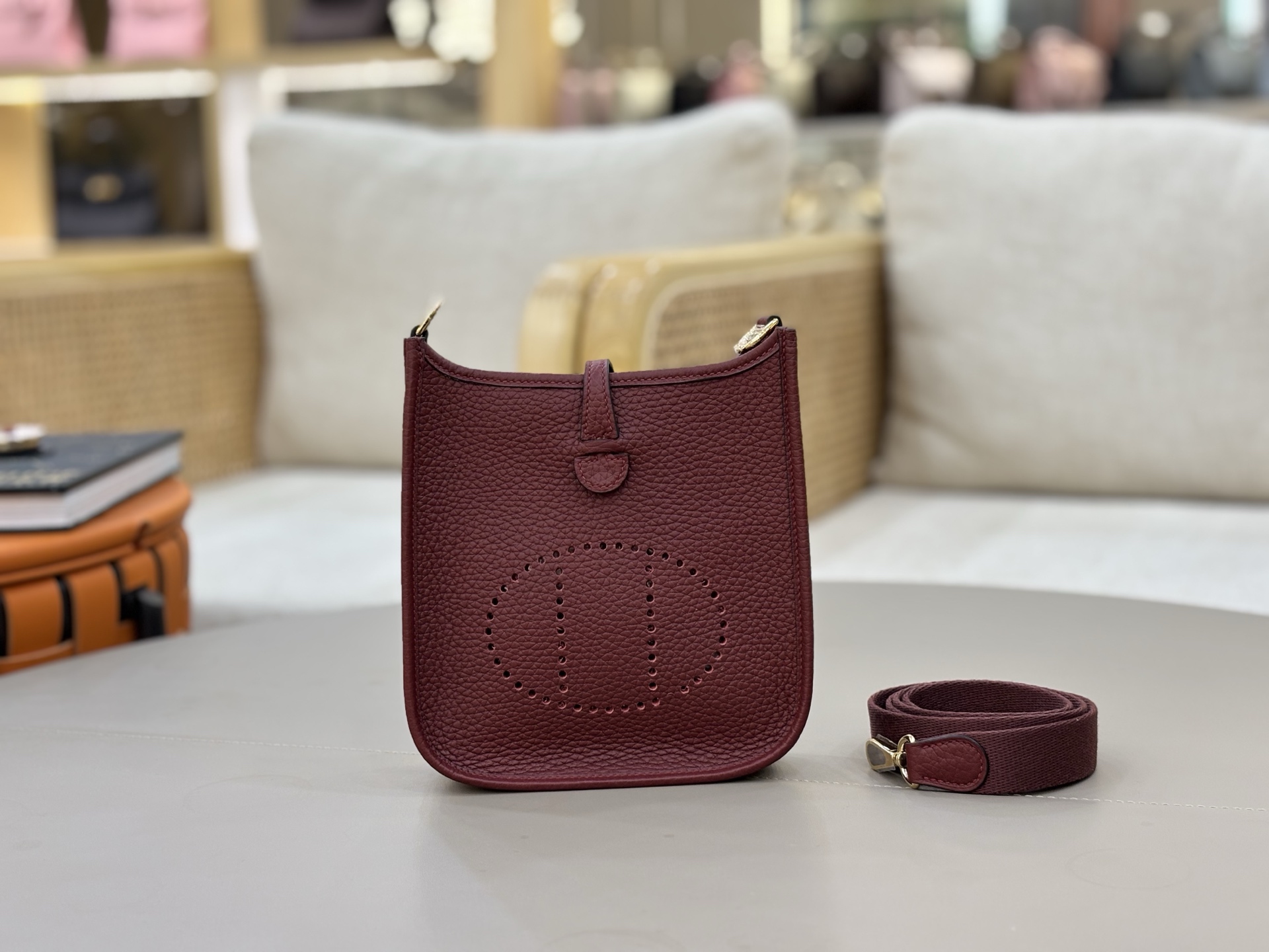 NO:698396,Evelyn mini 17cm, imported Tc leather, fully hand-stitched with waxed thread. Hermes red gold buckle, add a silk scarf, multiple ways to carry it/renovate it as much as you like, Hermes, hermes, Hermes,19860909伊夫琳Evelyn mini 17cm 进口Tc皮 全手缝蜡线.爱马仕红色金扣 加个丝巾,多个背法/尽情的改造它,爱马仕,hermes,Hermes,,Bag