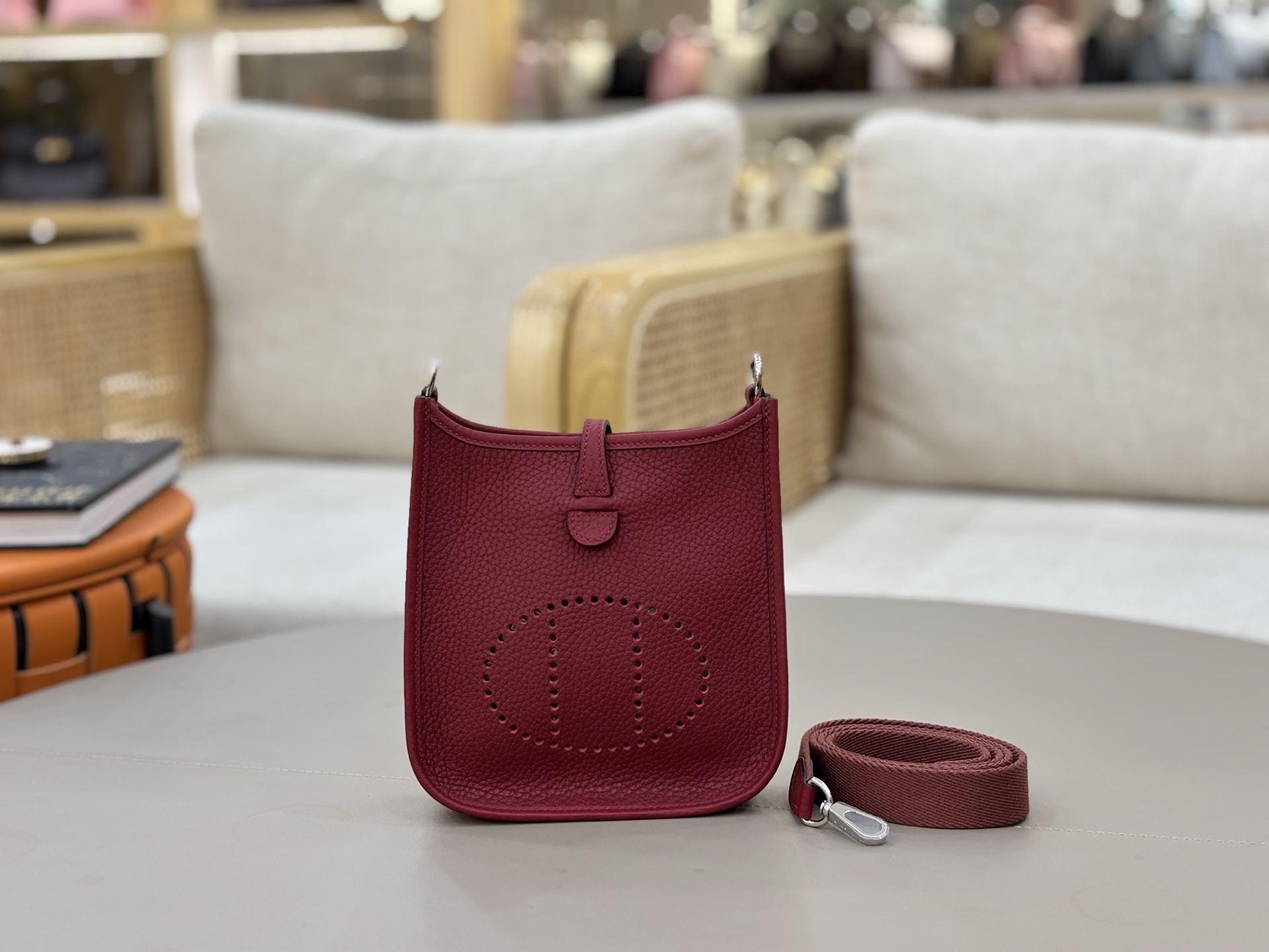 NO:698403,Evelyn mini 17cm, imported Tc leather, fully hand-stitched with waxed thread. National flag red and silver buckle, add a silk scarf, carry it in multiple ways/renovate it as much as you like, Hermes, Hermes, Hermes,19860909伊夫琳Evelyn mini 17cm 进口Tc皮 全手缝蜡线. 国旗红银扣 加个丝巾,多个背法/尽情的改造它,爱马仕,hermes,Hermes,,Bag