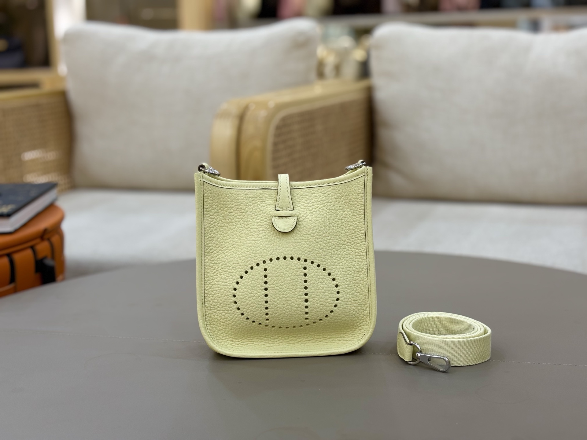 NO:698410,Evelyn mini 17cm, imported Tc leather, fully hand-stitched with waxed thread. Milton yellow silver buckle, add a silk scarf, multiple ways to carry it/renovate it as much as you like, Hermes, Hermes, Hermes,19860909伊夫琳Evelyn mini 17cm 进口Tc皮 全手缝蜡线. 米尔顿黄银扣 加个丝巾,多个背法/尽情的改造它,爱马仕,hermes,Hermes,,Bag
