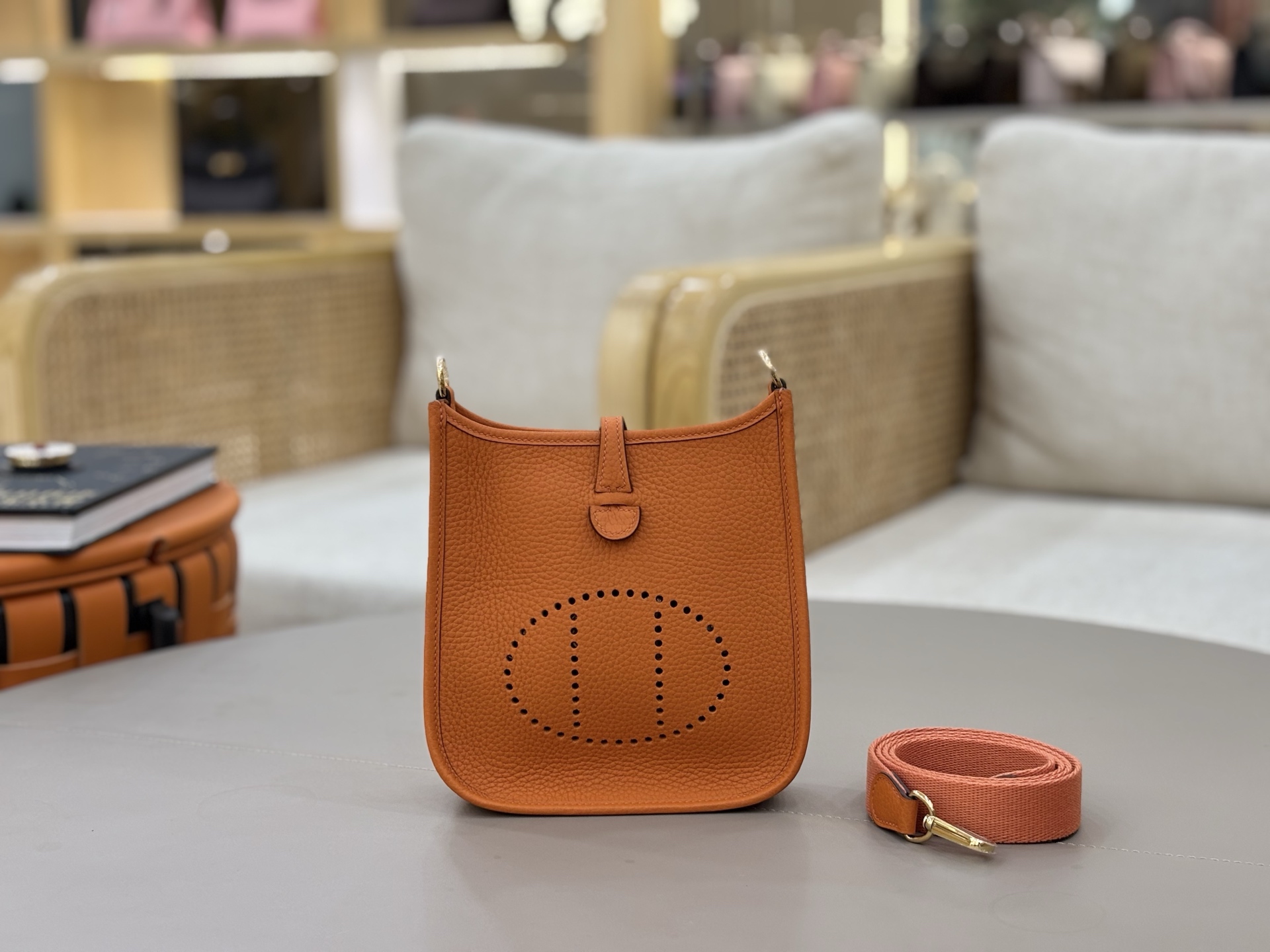 NO:698413,Evelyn mini 17cm imported Tc leather, fully hand-stitched with waxed thread. Classic orange gold buckle. Add a silk scarf and carry it in multiple ways/renovate it as much as you like, Hermes, Hermes, Hermes,19860909伊夫琳Evelyn mini 17cm 进口Tc皮 全手缝蜡线. 经典橙金扣 加个丝巾,多个背法/尽情的改造它,爱马仕,hermes,Hermes,,Bag