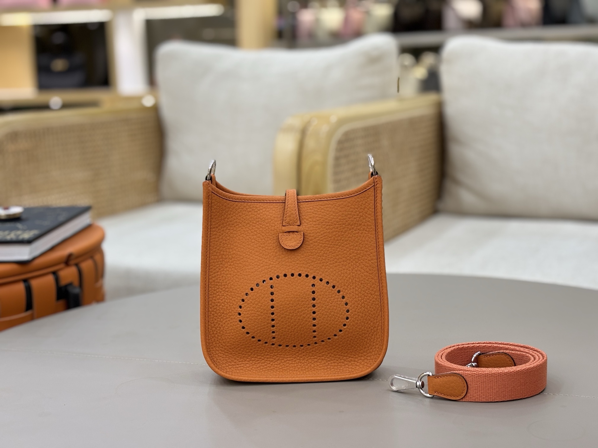 NO:698414,Evelyn mini 17cm imported Tc leather, fully hand-stitched with waxed thread. Classic orange and silver buckle. Add a silk scarf and carry it in multiple ways/renovate it as much as you like, Hermes, Hermes, Hermes,19860909伊夫琳Evelyn mini 17cm 进口Tc皮 全手缝蜡线. 经典橙银扣 加个丝巾,多个背法/尽情的改造它,爱马仕,hermes,Hermes,,Bag