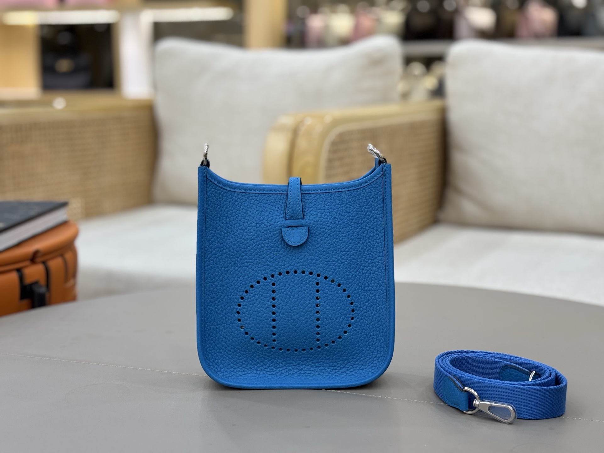 NO:698417,Evelyn mini 17cm, imported Tc leather, fully hand-stitched with wax thread. Tanzanite blue silver buckle, add a silk scarf, carry it in multiple ways/renovate it as much as you like, Hermes, Hermes, Hermes,19860909伊夫琳Evelyn mini 17cm 进口Tc皮 全手缝蜡线. 坦桑蓝银扣 加个丝巾,多个背法/尽情的改造它,爱马仕,hermes,Hermes,,Bag