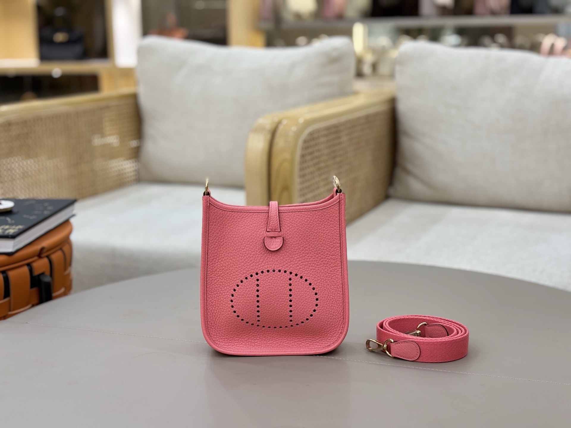 NO:698394,Evelyn mini 17cm, imported Tc leather, fully hand-stitched with wax thread. Lipstick pink gold buckle, add a scarf, multiple ways to carry it/renovate it as much as you like, Hermes, Hermes, Hermes,19860909伊夫琳Evelyn mini 17cm 进口Tc皮 全手缝蜡线. 唇膏粉金扣 加个丝巾,多个背法/尽情的改造它,爱马仕,hermes,Hermes,,Bag