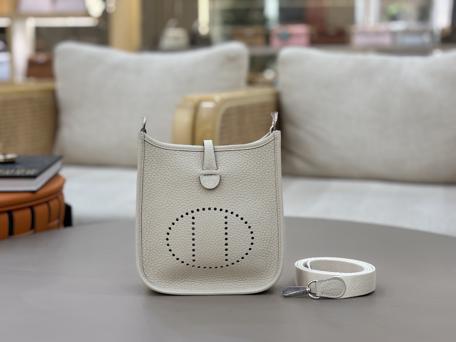 NO:698397,Evelyn mini 17cm imported Tc leather, fully hand-stitched with waxed thread. Milkshake silver buckle. Add a silk scarf, carry it in multiple ways/renovate it as much as you like, Hermes, hermes, Hermes,19860909伊夫琳Evelyn mini 17cm 进口Tc皮 全手缝蜡线. 奶昔白银扣 加个丝巾,多个背法/尽情的改造它,爱马仕,hermes,Hermes,,Bag