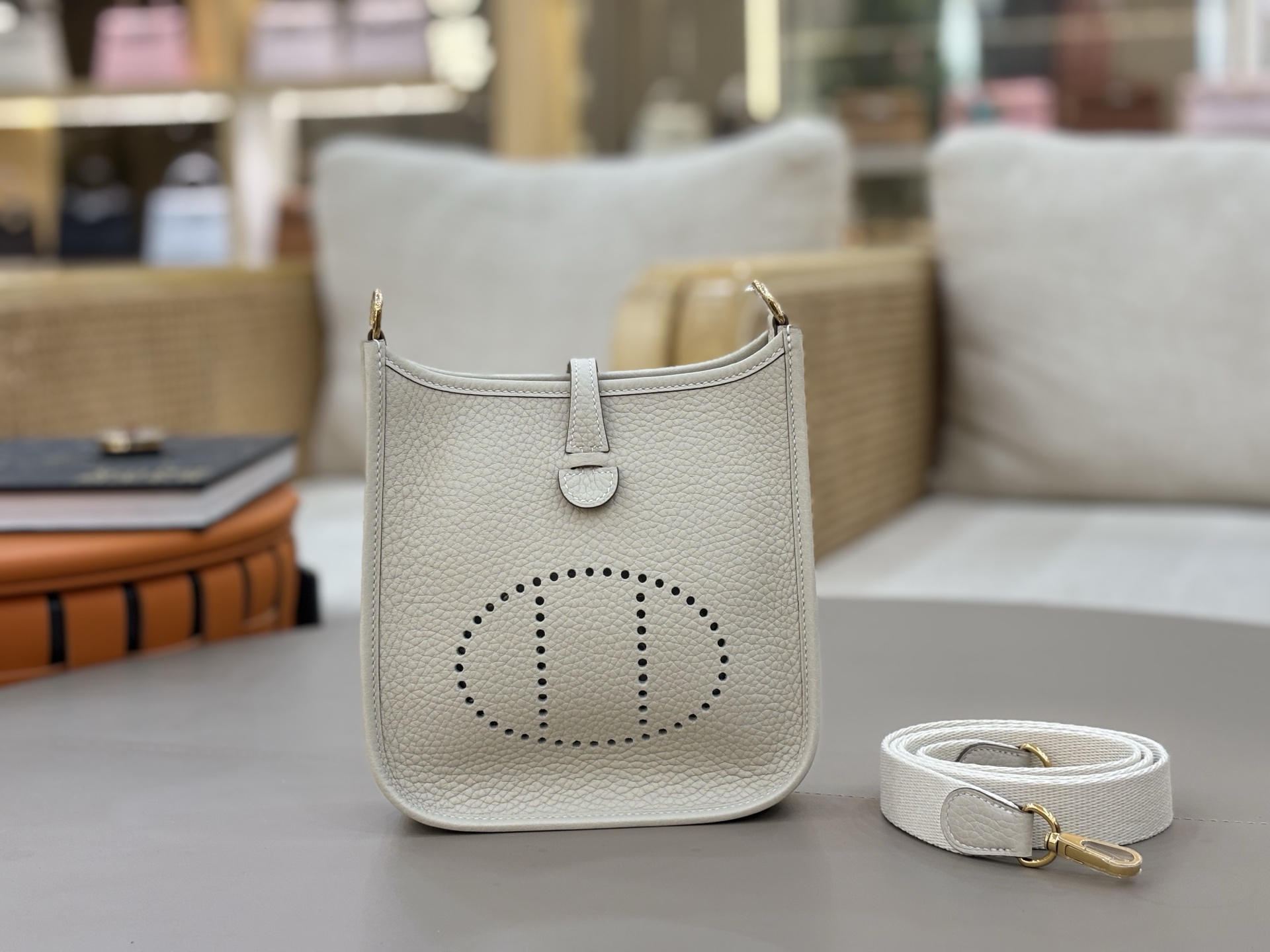 NO:698399,Evelyn mini 17cm imported Tc leather, fully hand-stitched with waxed thread. Milkshake platinum buckle. Add a silk scarf, carry it in multiple ways/renovate it as much as you like, Hermes, hermes, Hermes,19860909伊夫琳Evelyn mini 17cm 进口Tc皮 全手缝蜡线. 奶昔白金扣 加个丝巾,多个背法/尽情的改造它,爱马仕,hermes,Hermes,,Bag