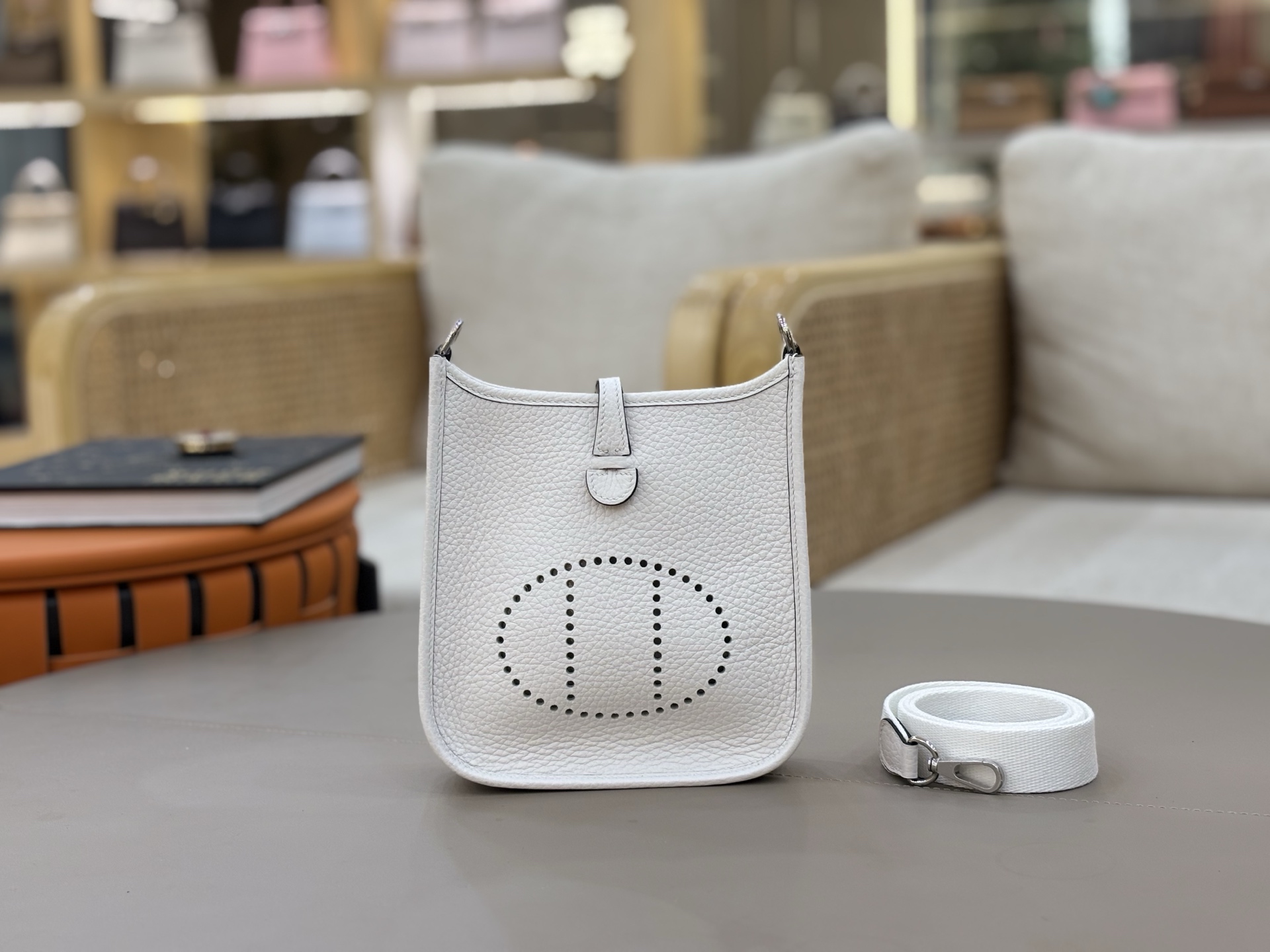 NO:698405,Evelyn mini 17cm, imported Tc leather, fully hand-stitched with waxed thread. Pure silver buckle, add a silk scarf, carry it in multiple ways/renovate it as much as you like, Hermes, Hermes, Hermes,19860909伊夫琳Evelyn mini 17cm 进口Tc皮 全手缝蜡线. 纯白银扣 加个丝巾,多个背法/尽情的改造它,爱马仕,hermes,Hermes,,Bag