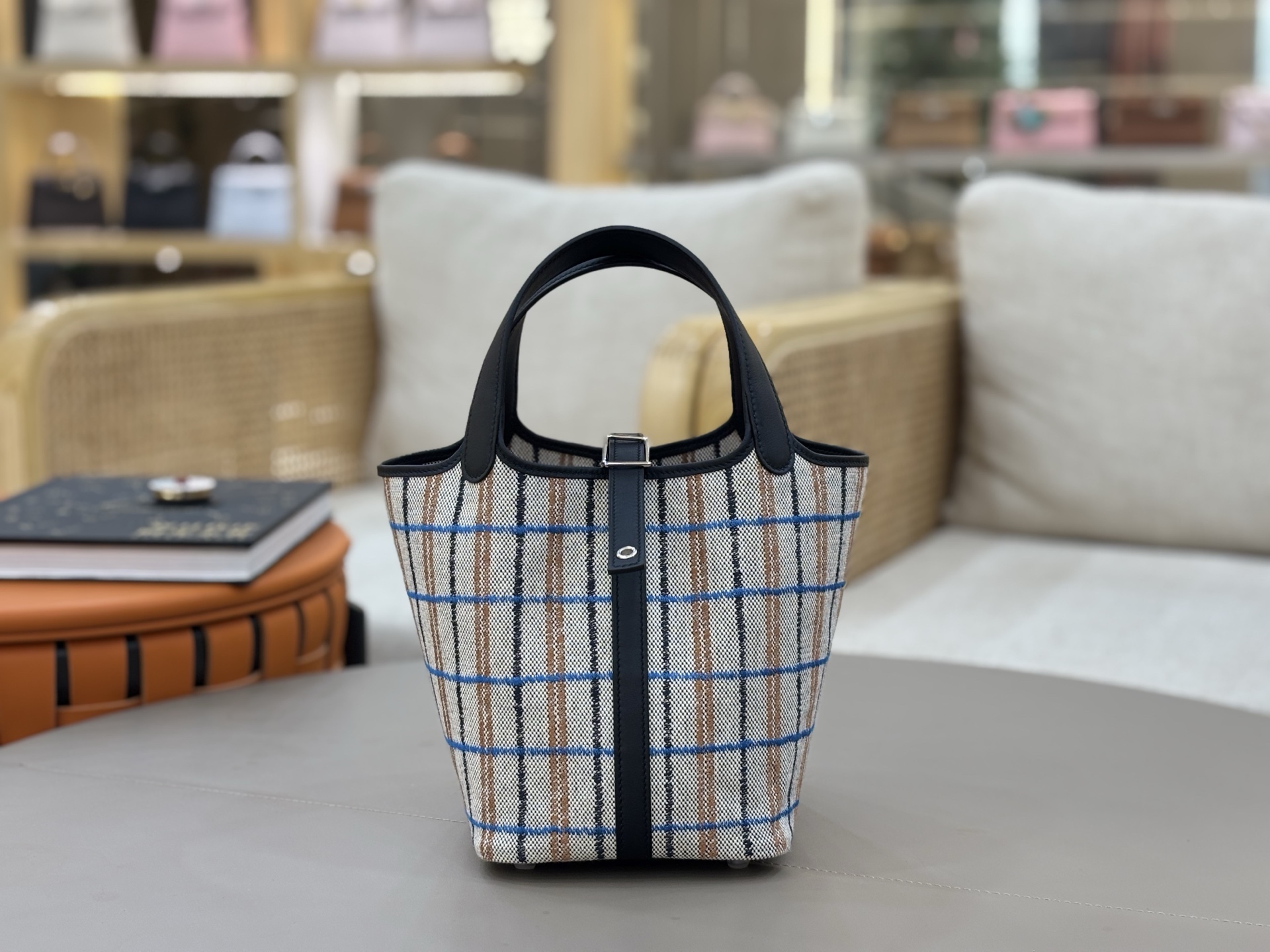 NO:698522,In stock at home, the latest embroidered cabbage, black plaid, and cute bucket bag!  The family has put a lot of effort into the vegetable baskets again, incorporating embroidery techniques, plaid and striped designs!  ,Hermes,hermes,Hermes,19860909家现货 年最新款刺绣菜蓝子 黑色格纹 可爱的水桶包包！家又在菜篮子上花心思啦融入了刺绣的工艺,格子和条纹的设计！,爱马仕,hermes,Hermes,,Bag